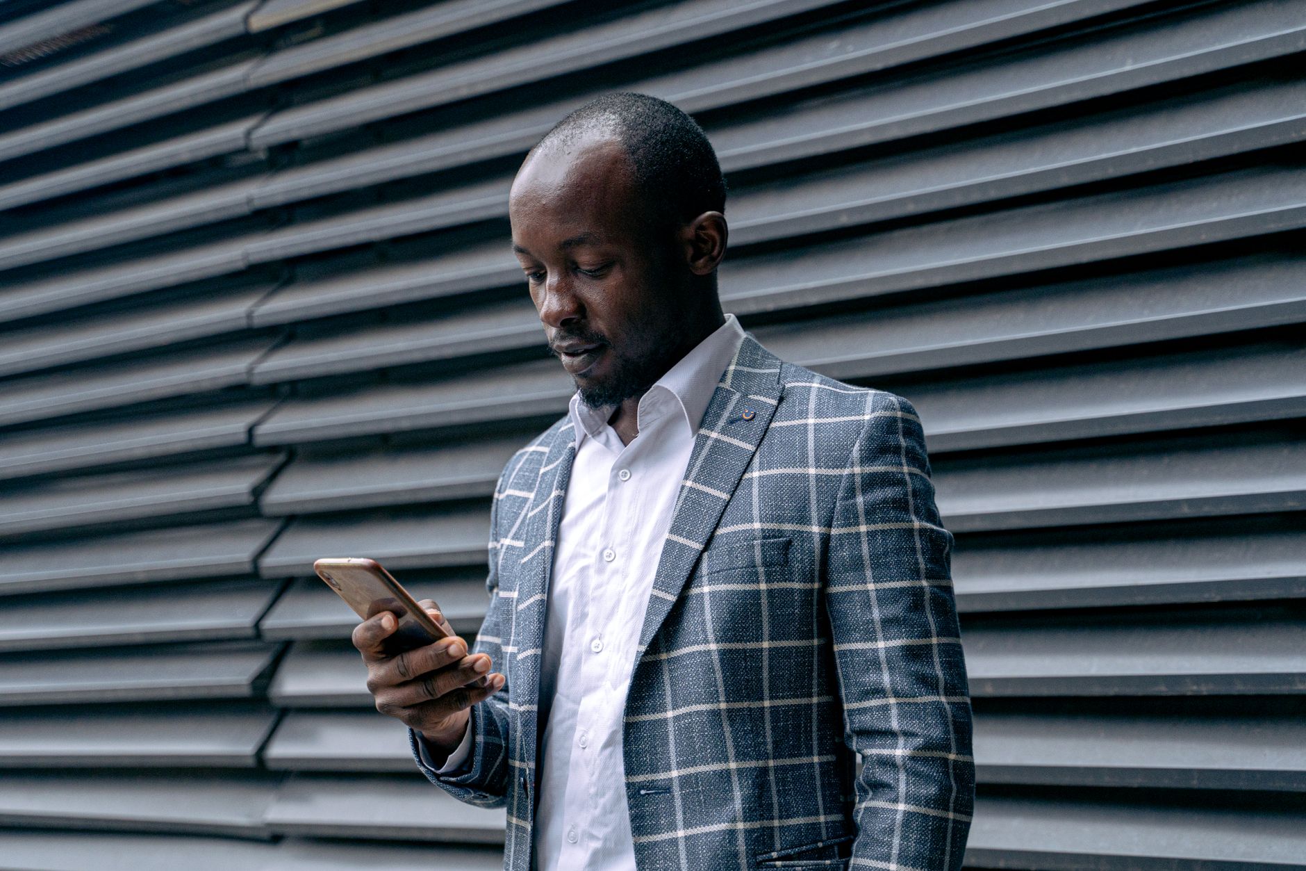 Empresário de Uberaba analisando resultados de marketing no celular