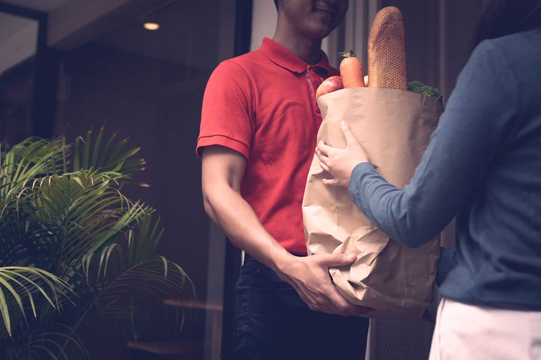 Cliente feliz recebendo entrega em casa em Jaboatão