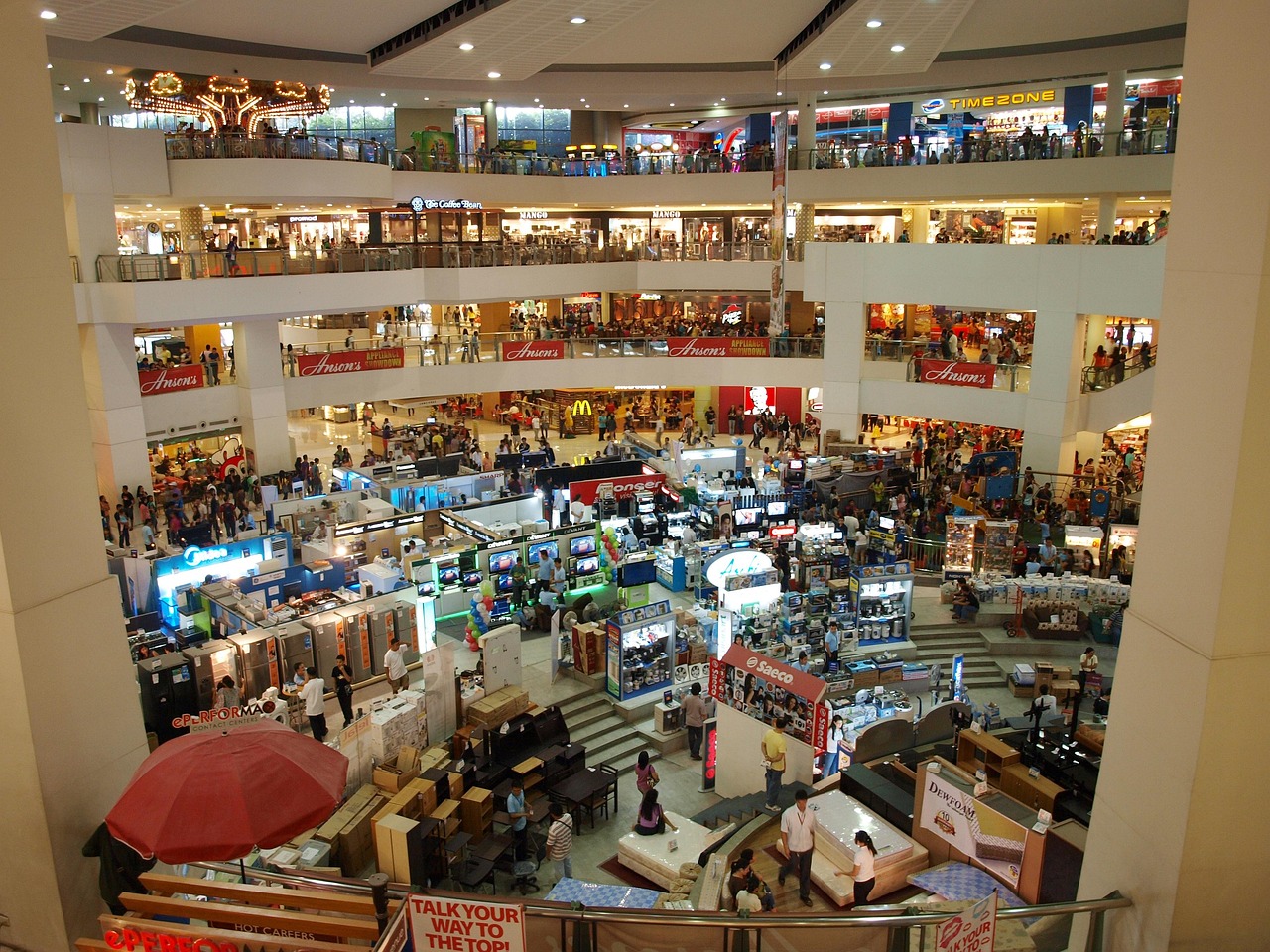 Loja de roupas no Shopping Recife com clientes