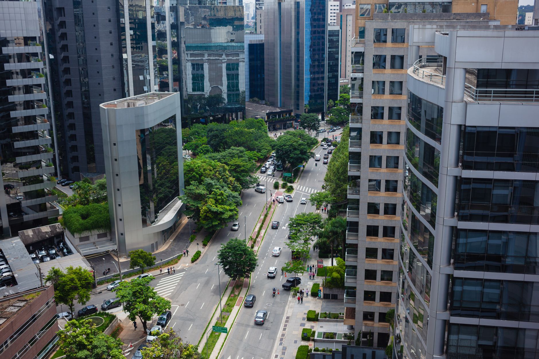 Equipe de marketing digital analisando dados em escritório moderno em Brasília