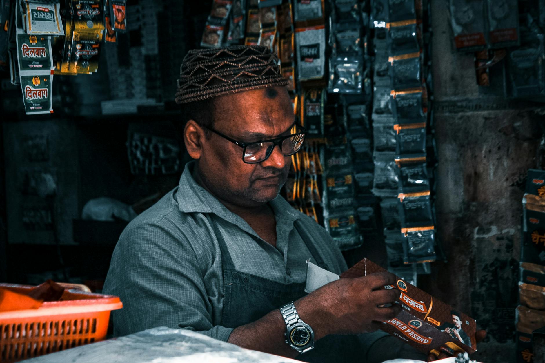 Dono de negócio local trabalhando no computador em loja
