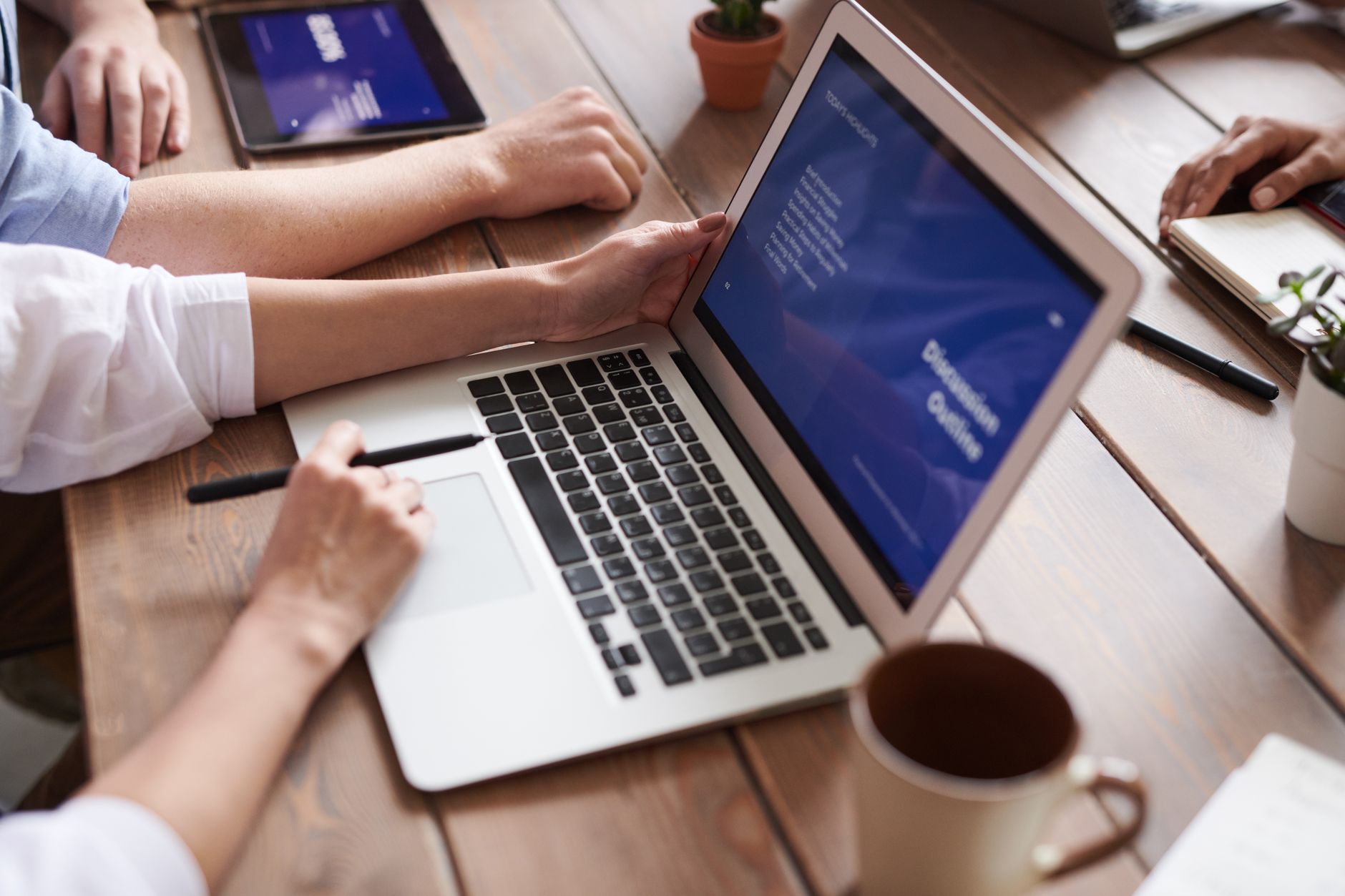 Consultor analisando dados de tráfego digital