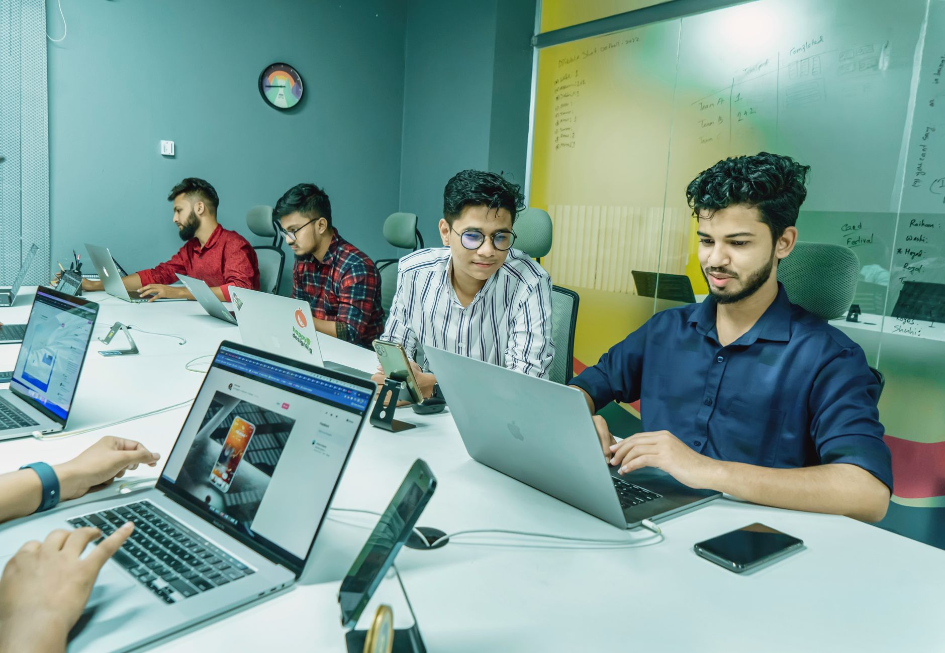 Equipe de startup fazendo brainstorming em escritório moderno