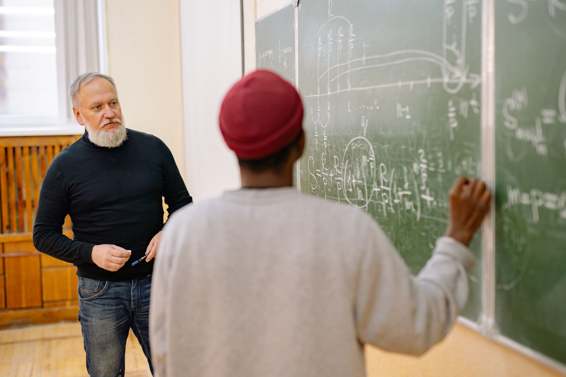 Professor de SEO ministrando aula para alunos em sala moderna