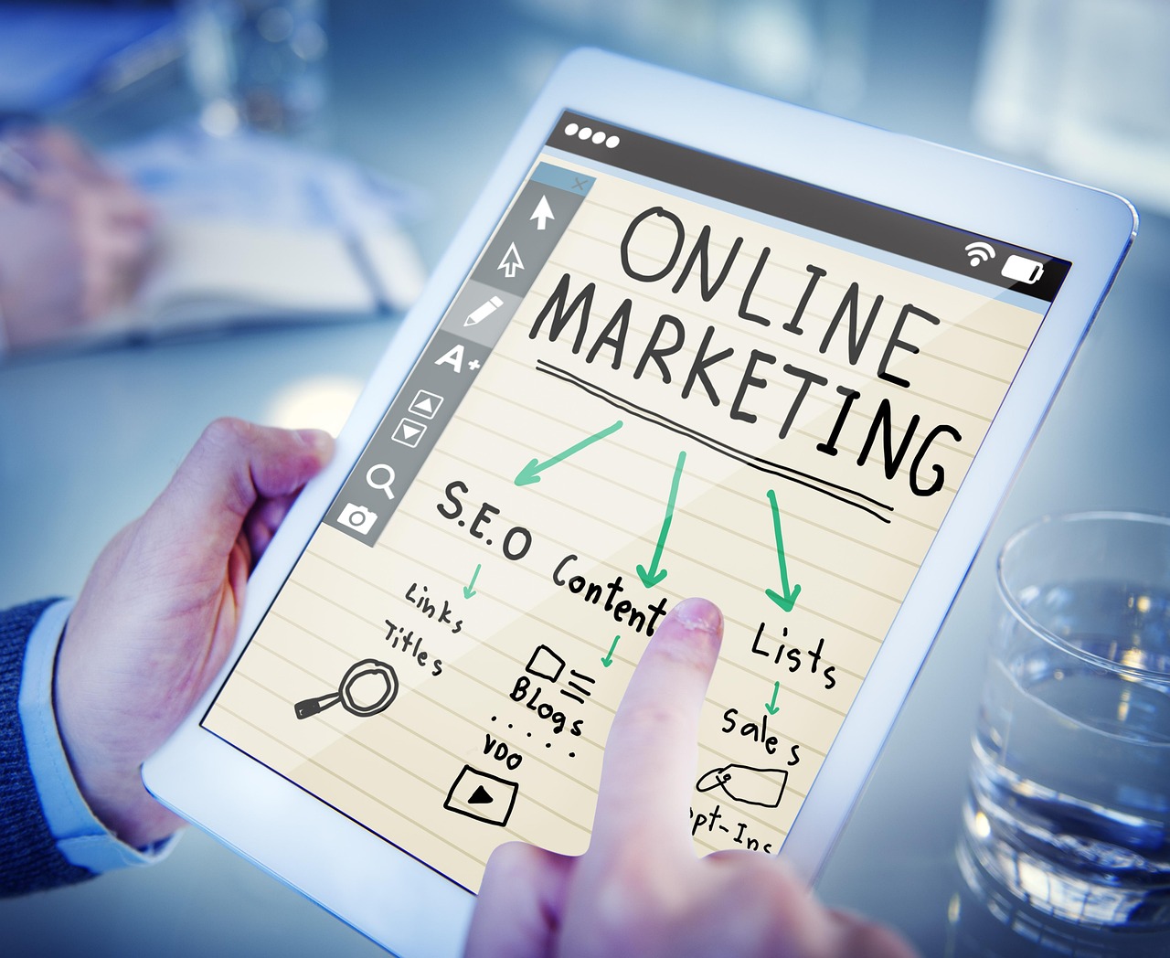 Equipe de marketing digital analisando dashboard de SEO e métricas