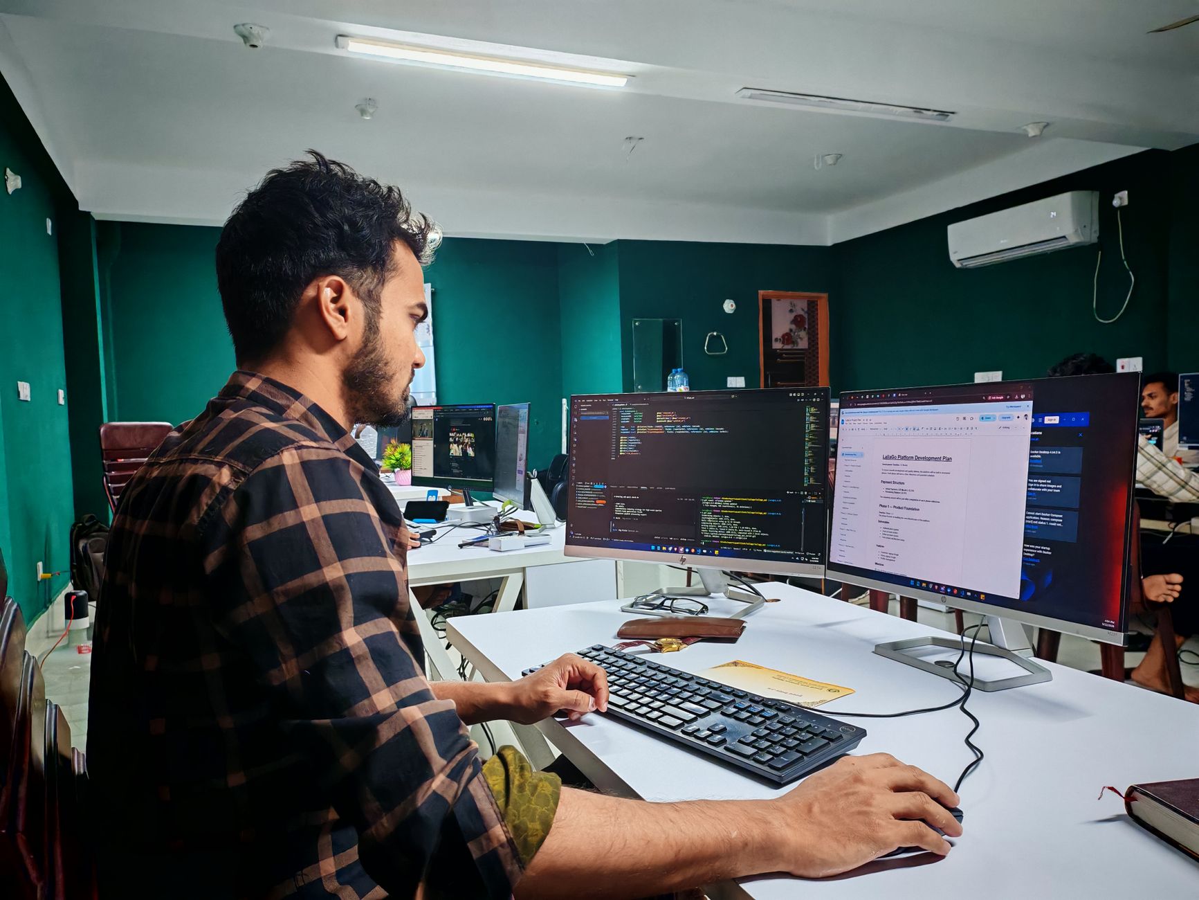 Profissional analisando dashboard de SEO com métricas e gráficos