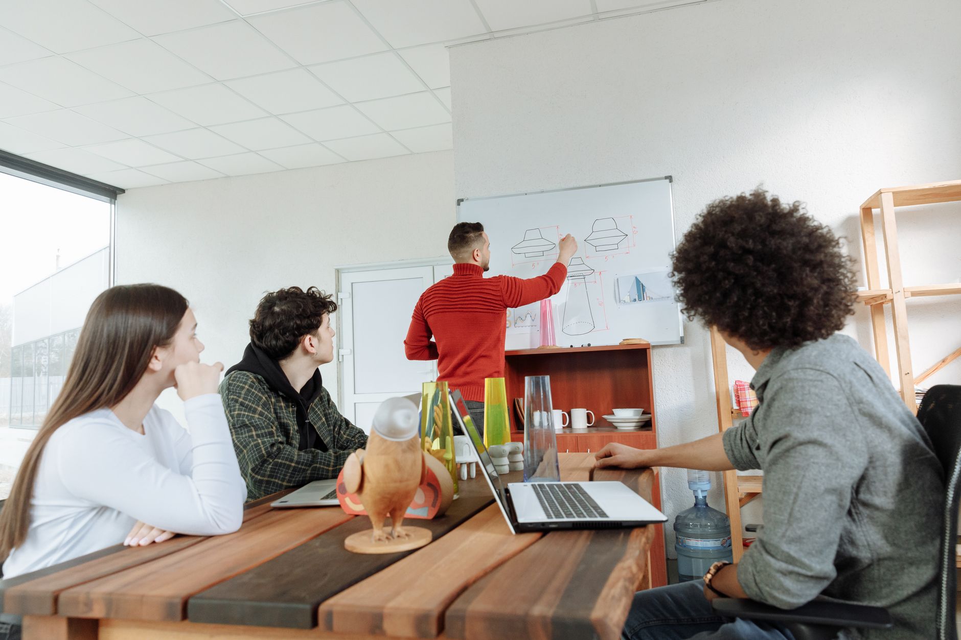 Equipe analisando dados de marketing digital em escritório moderno
