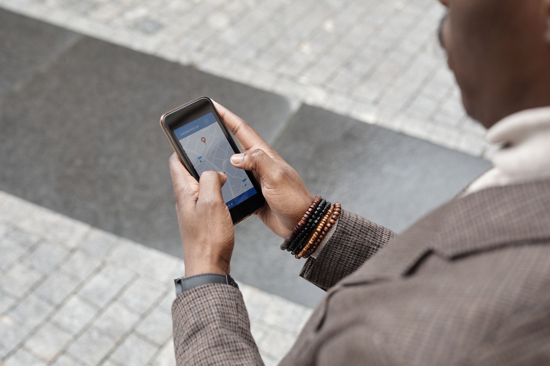 Smartphone exibindo resultados de busca local no Google