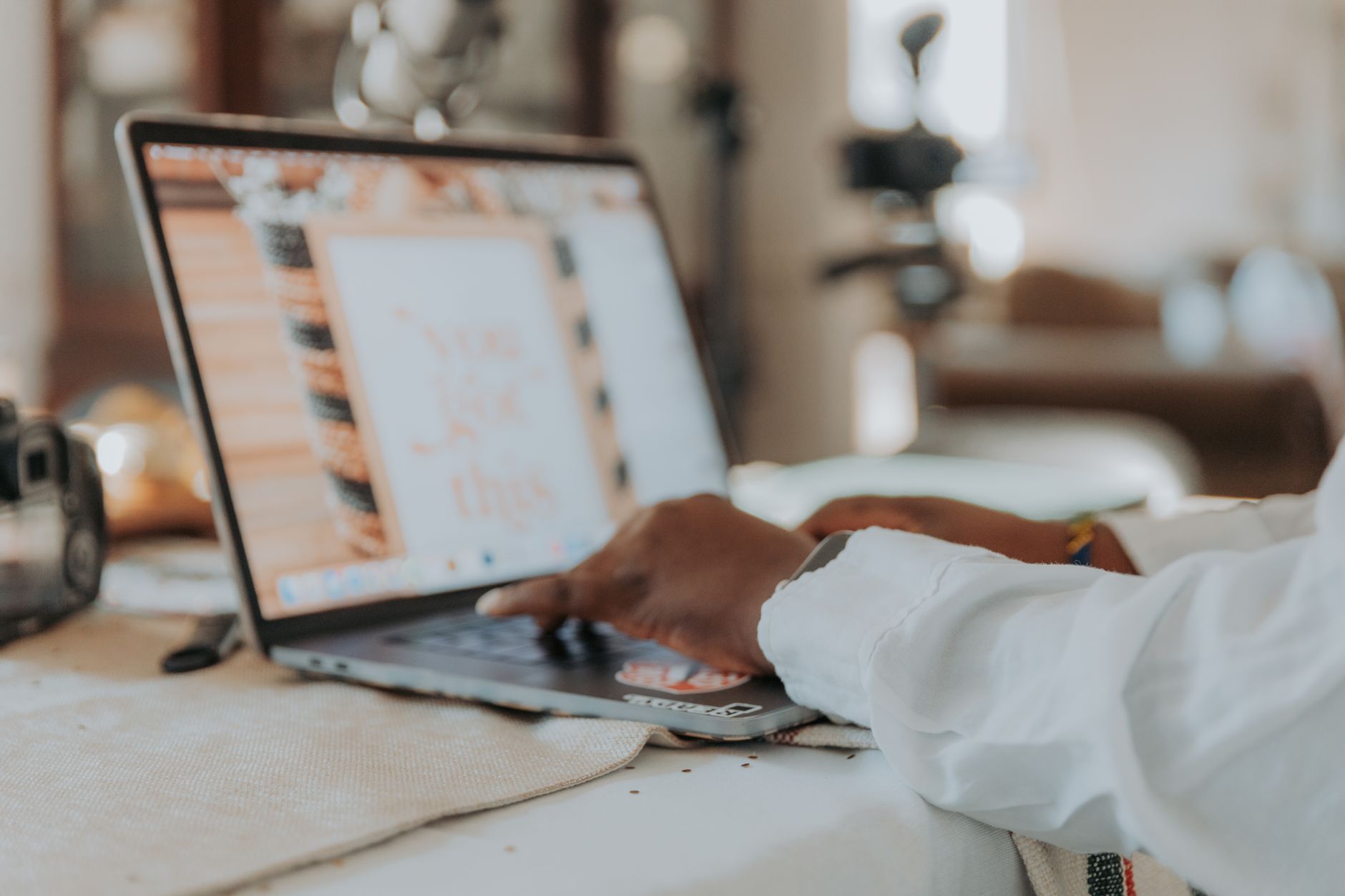 Empreendedor digital trabalhando em notebook
