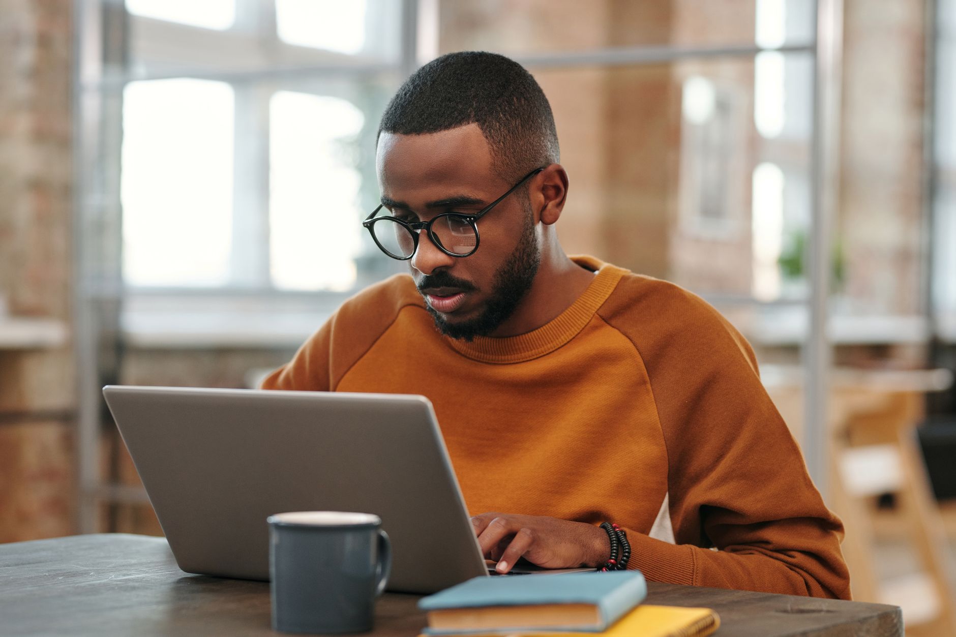 Profissional estudando certificações de SEO online em 2026
