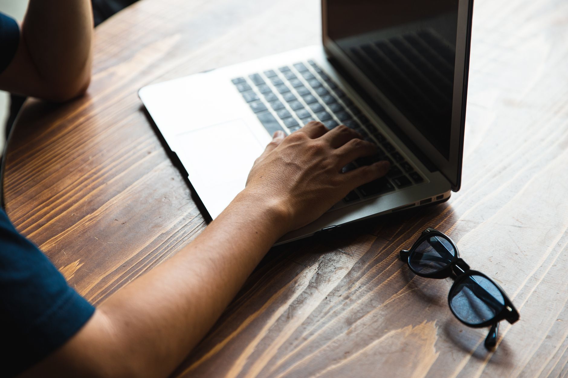 Consultor de SEO analisando relatórios em seu notebook