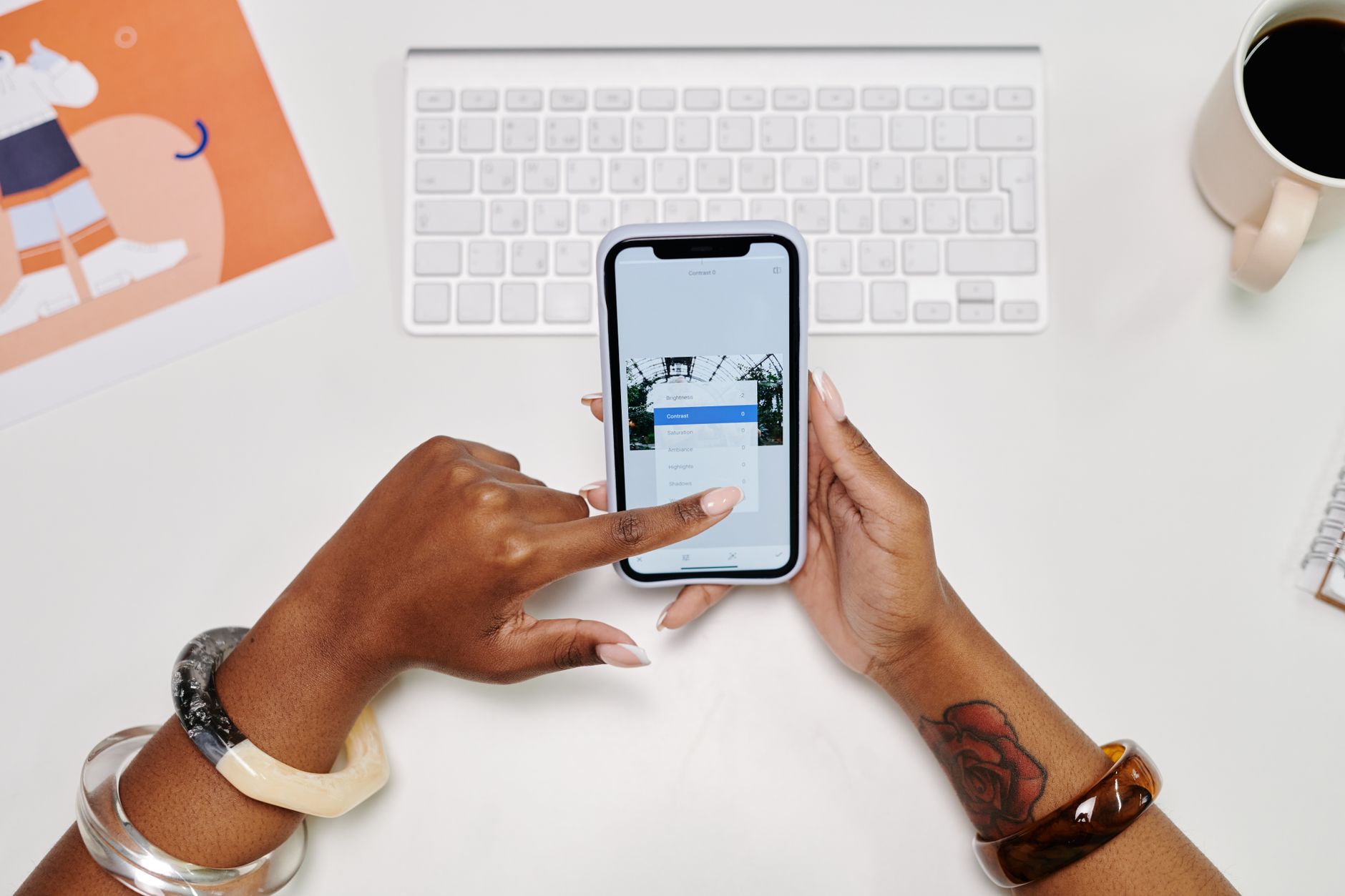 Celular exibindo análise detalhada de anúncios no Facebook