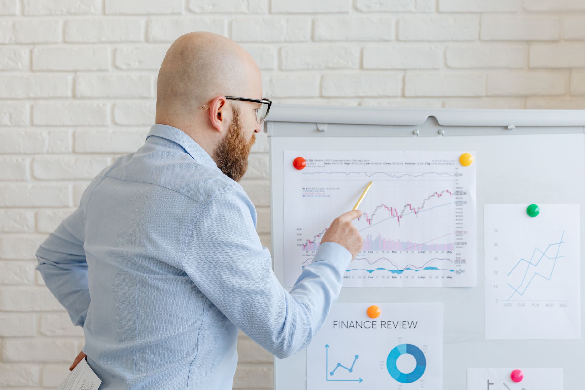 Influenciador digital analisando métricas de desempenho de site