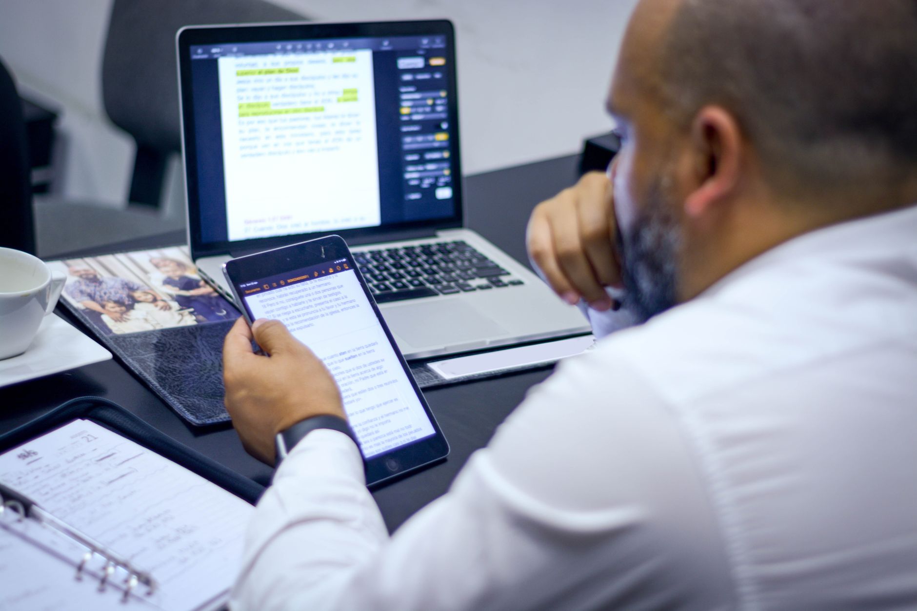 Empresário analisando dados de performance digital