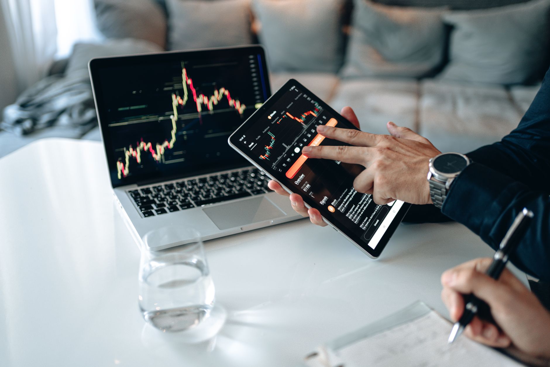 Dono de negócio analisando métricas digitais