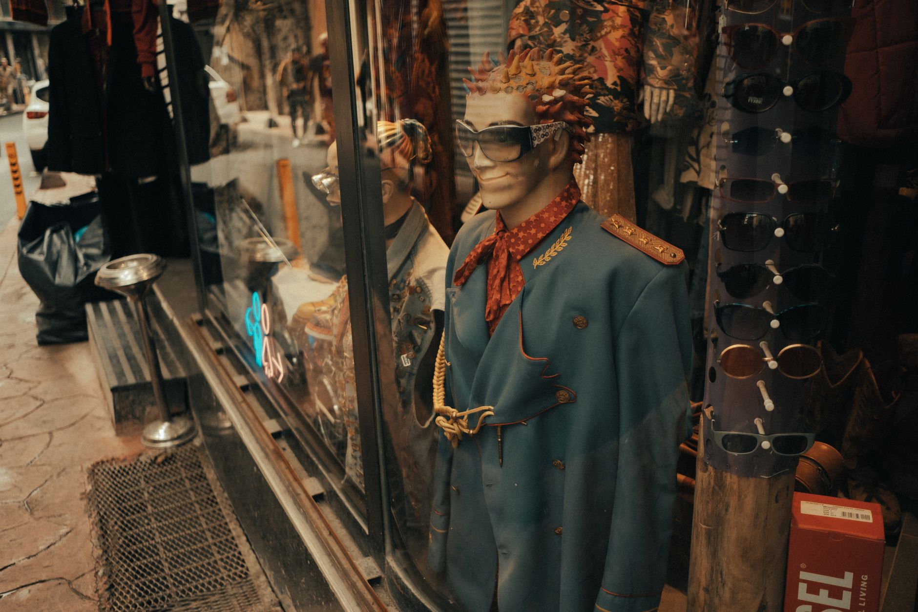 Loja de roupas com manequins e vitrine elegante