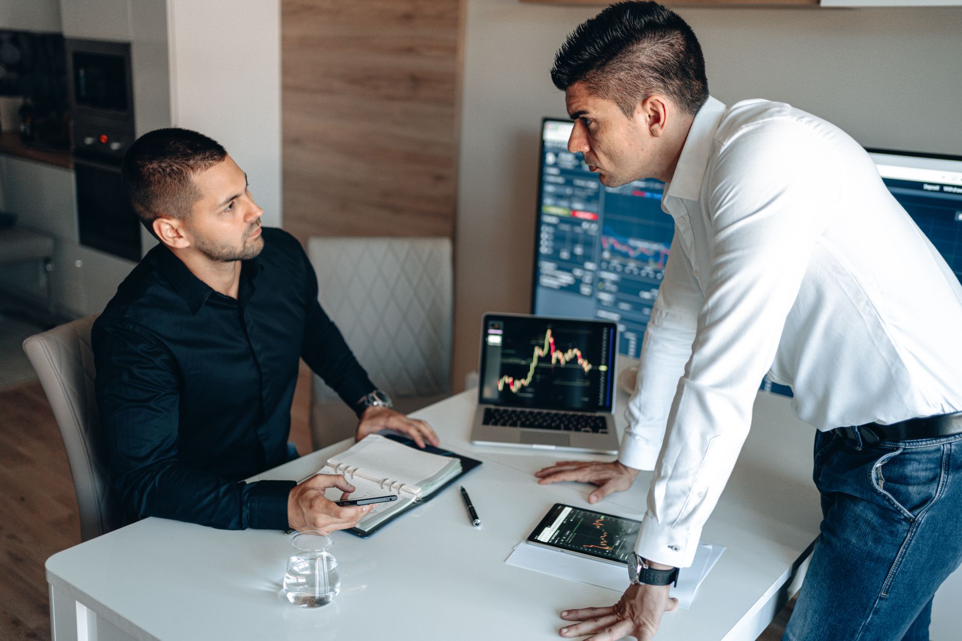 Equipe de marketing digital analisando dados em Aparecida de Goiânia