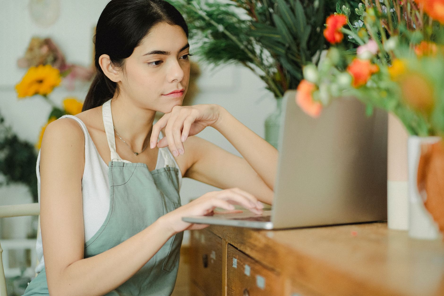 Empreendedor analisando posicionamento no Google através da Mestres SEO