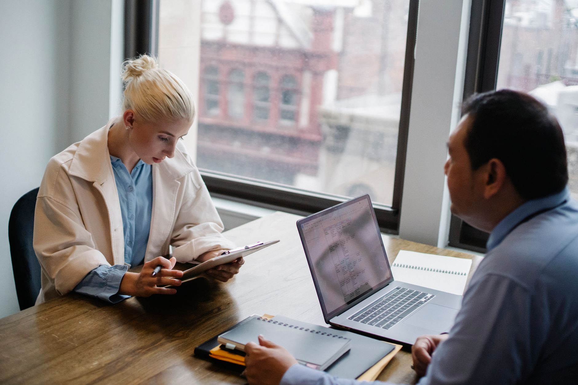 Reunião estratégica em agência de marketing digital