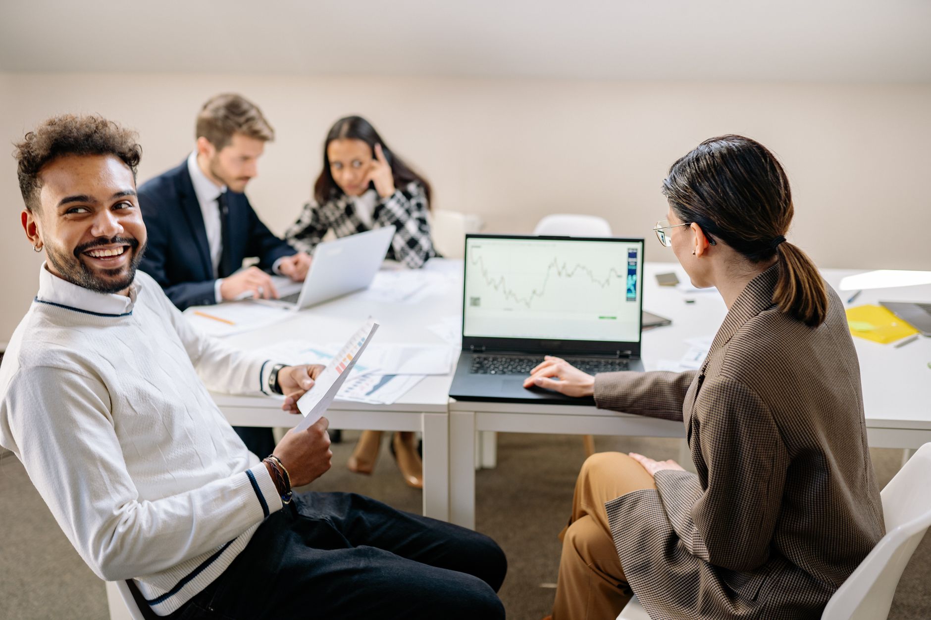 Equipe de marketing digital analisando dados em Uberaba