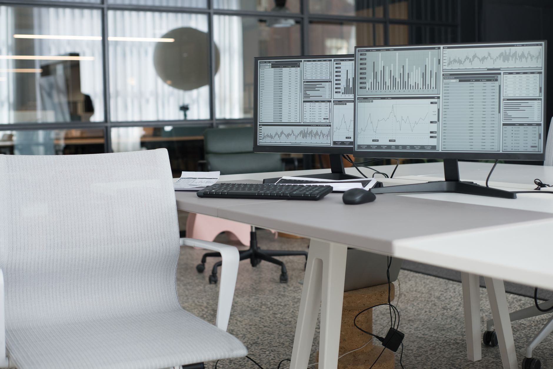 Agência de marketing digital com equipe analisando dados