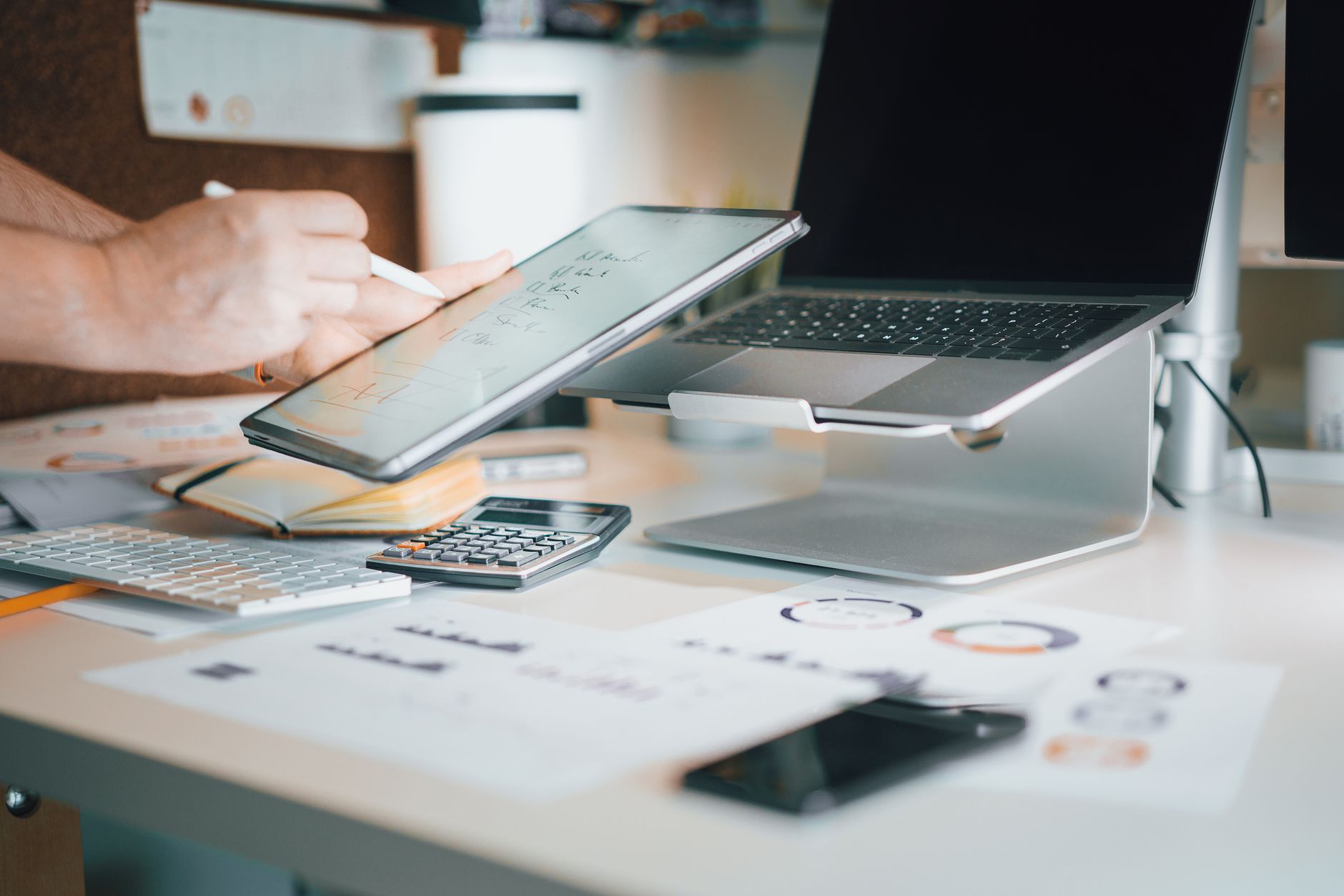 Empreendedor analisando relatório da plataforma Mestres SEO
