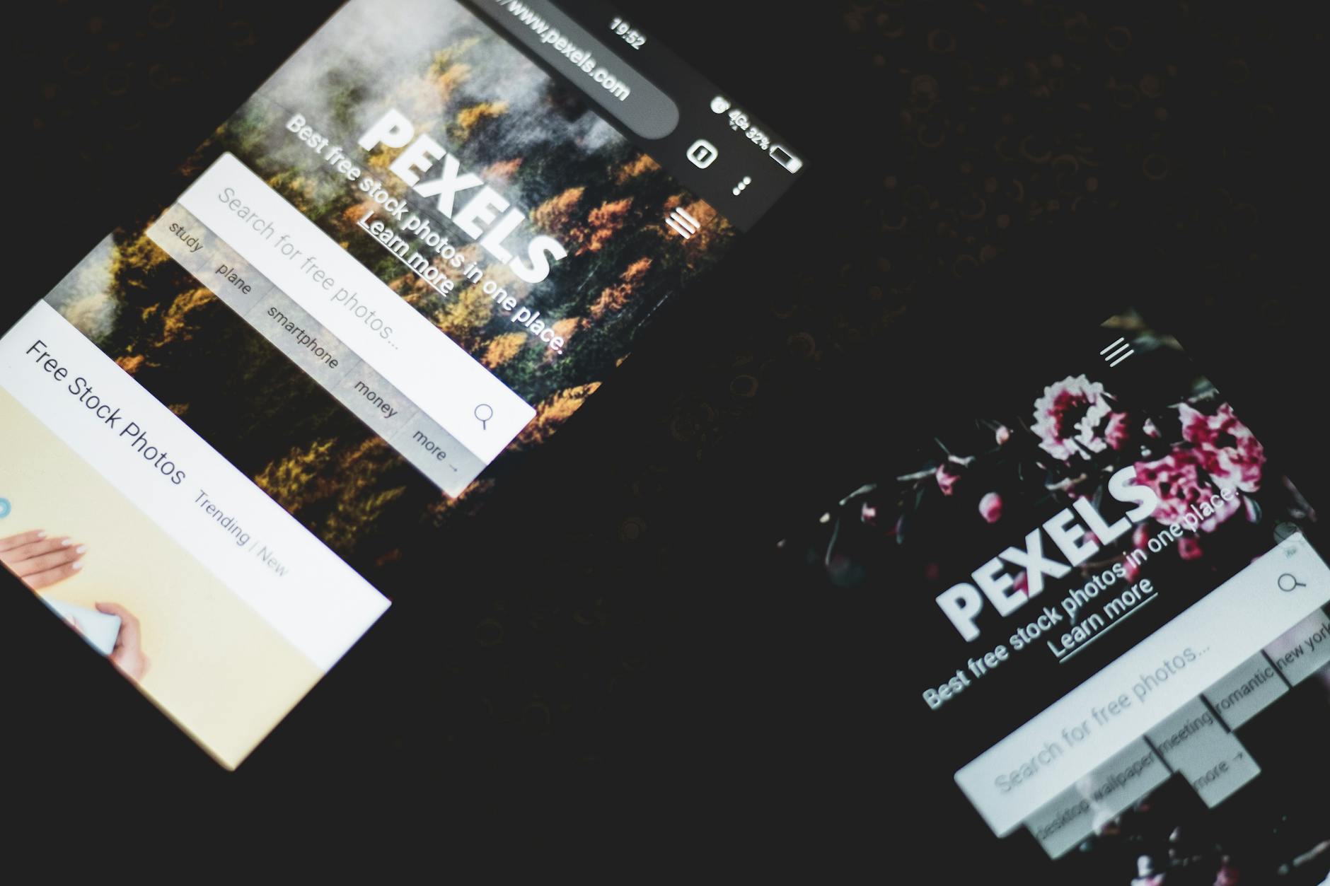 Tela dividida comparando duas versões de site em testes A/B