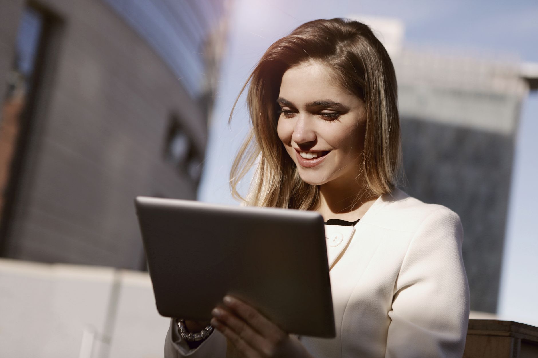 Consultor analisando dados de concorrentes em painéis de inteligência