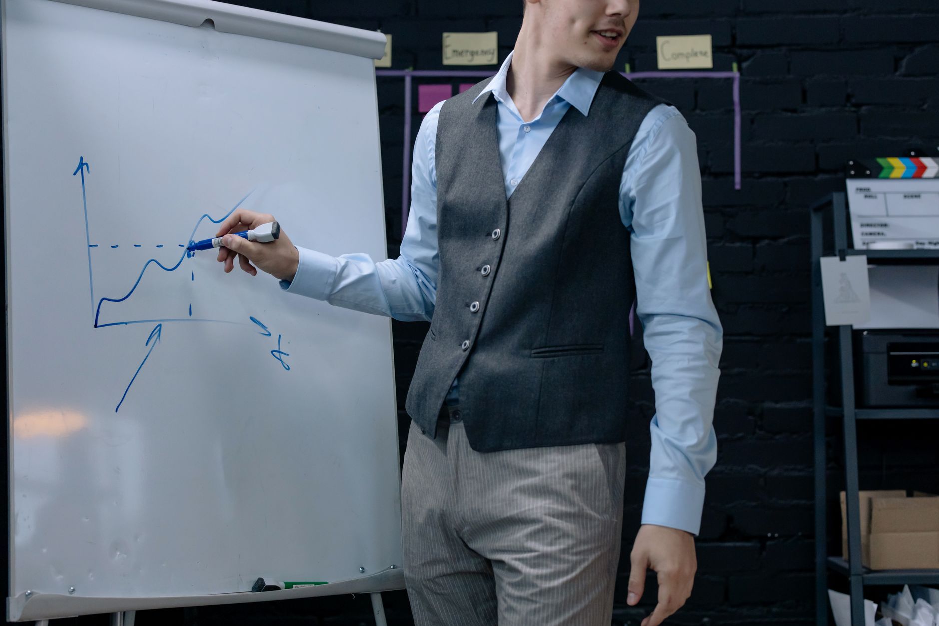 Empresário analisando desempenho de campanhas no notebook