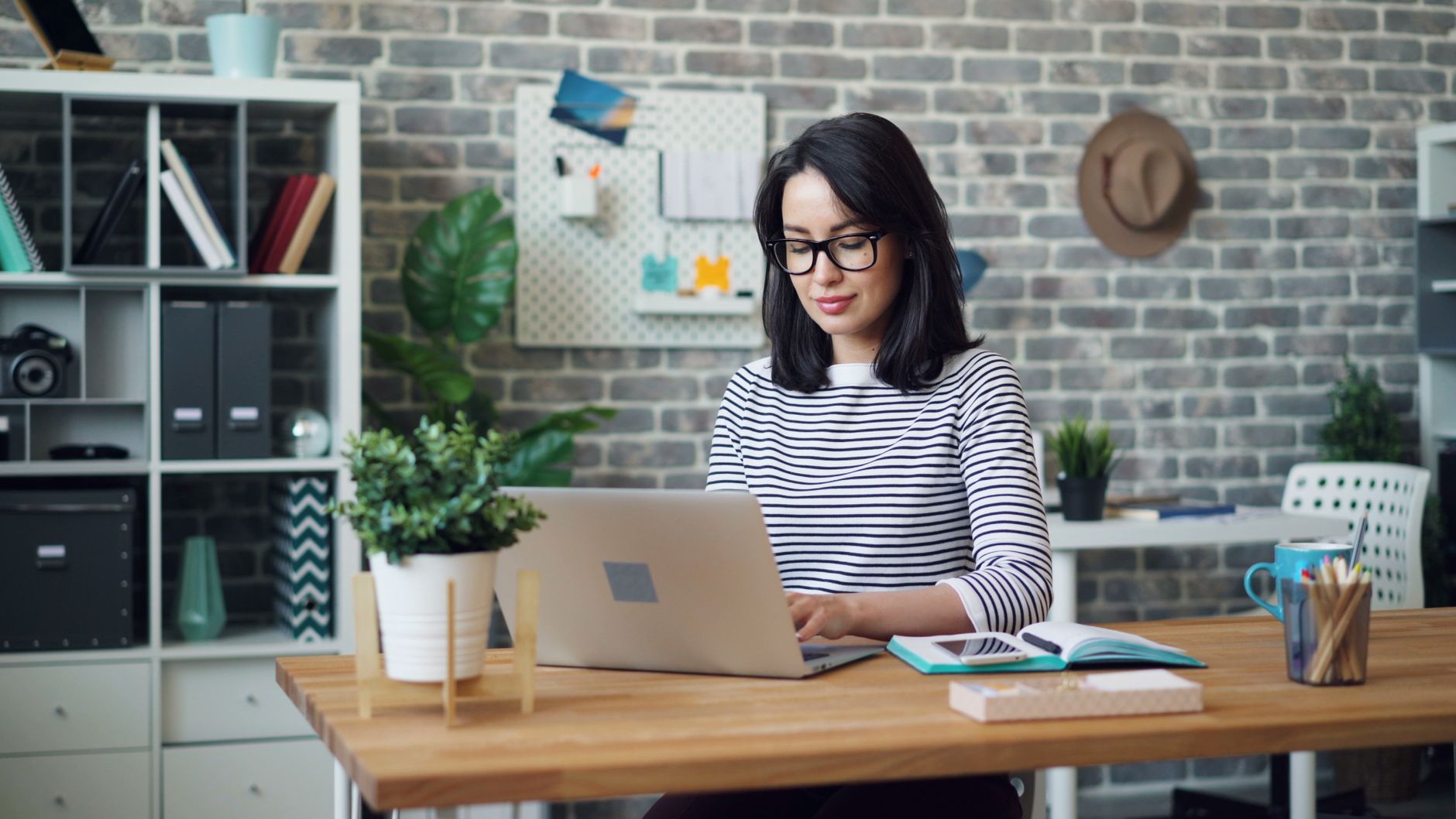 Dono de pequena empresa analisando métricas digitais