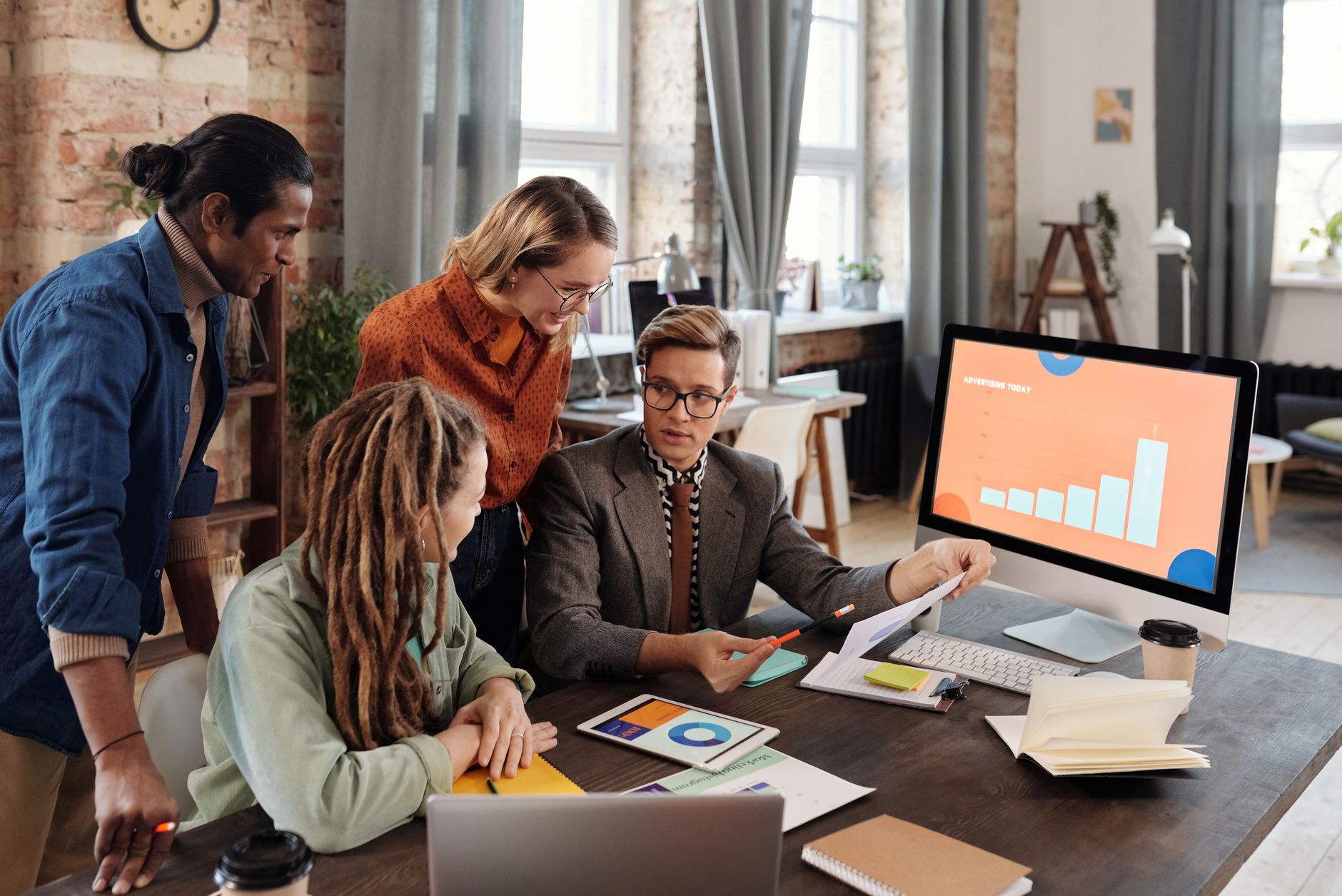Equipe de marketing planejando estratégia de posicionamento digital em escritório moderno