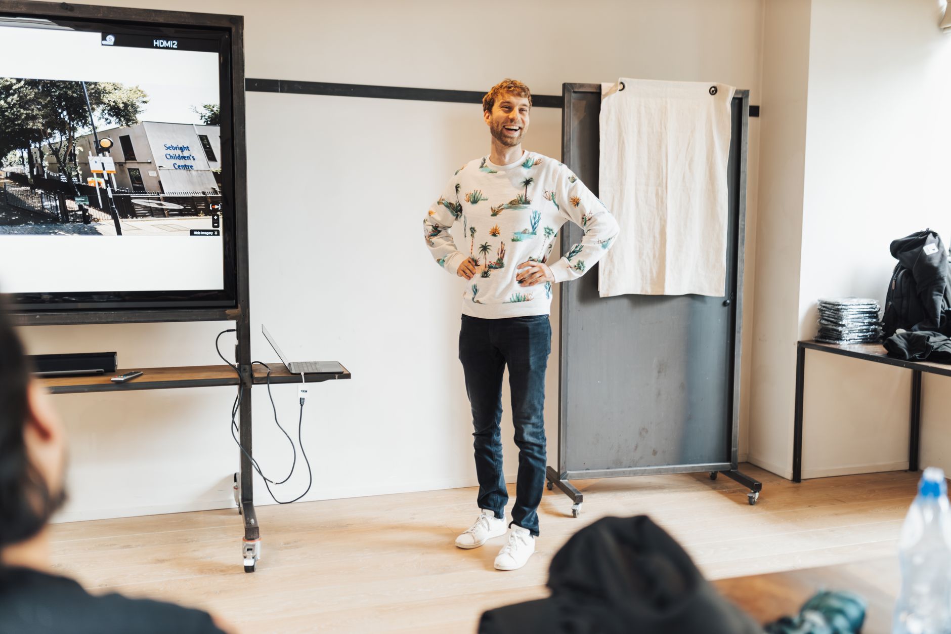 Palestrante apresentando conteúdo em webinar profissional