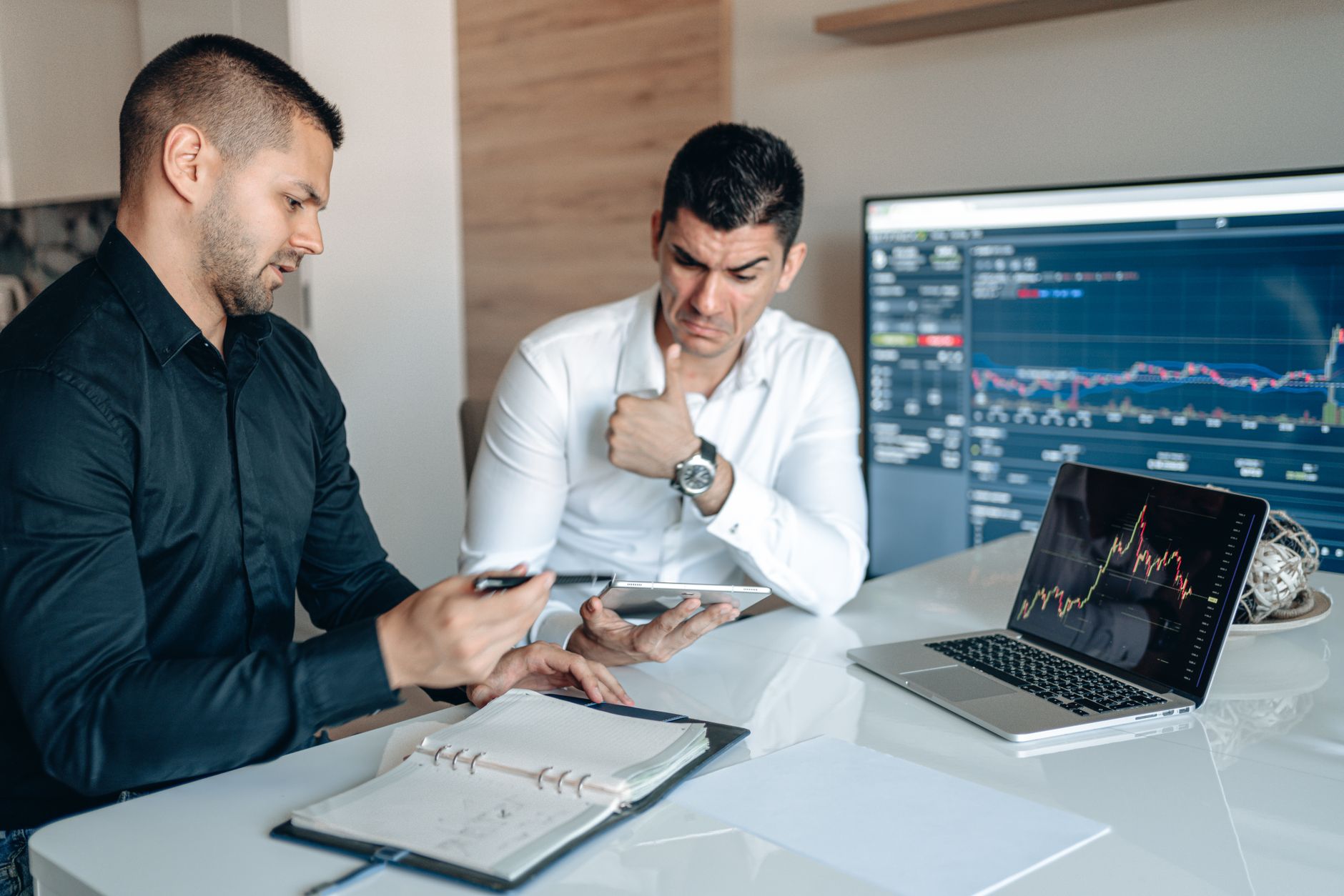 Equipe de marketing analisando dados de campanhas digitais