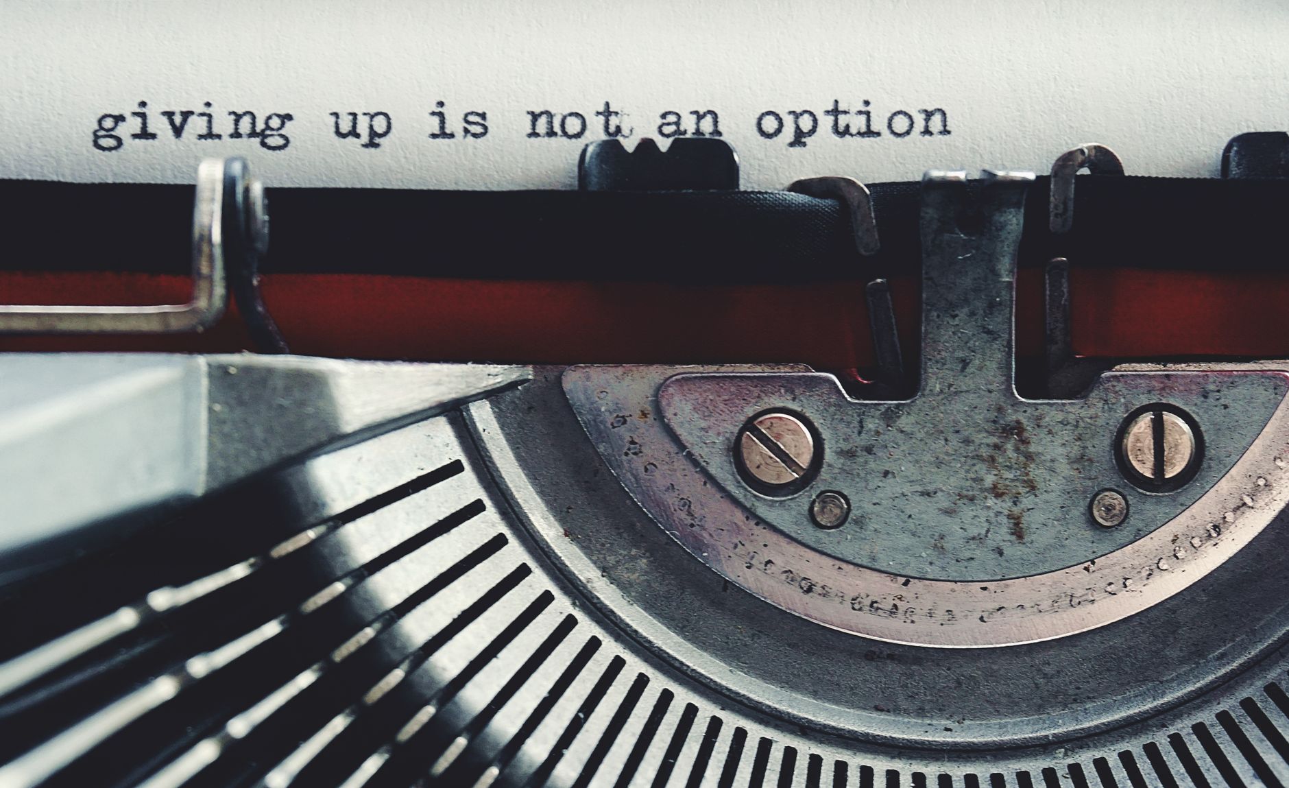 Máquina de escrever antiga com fórmulas de copywriting
