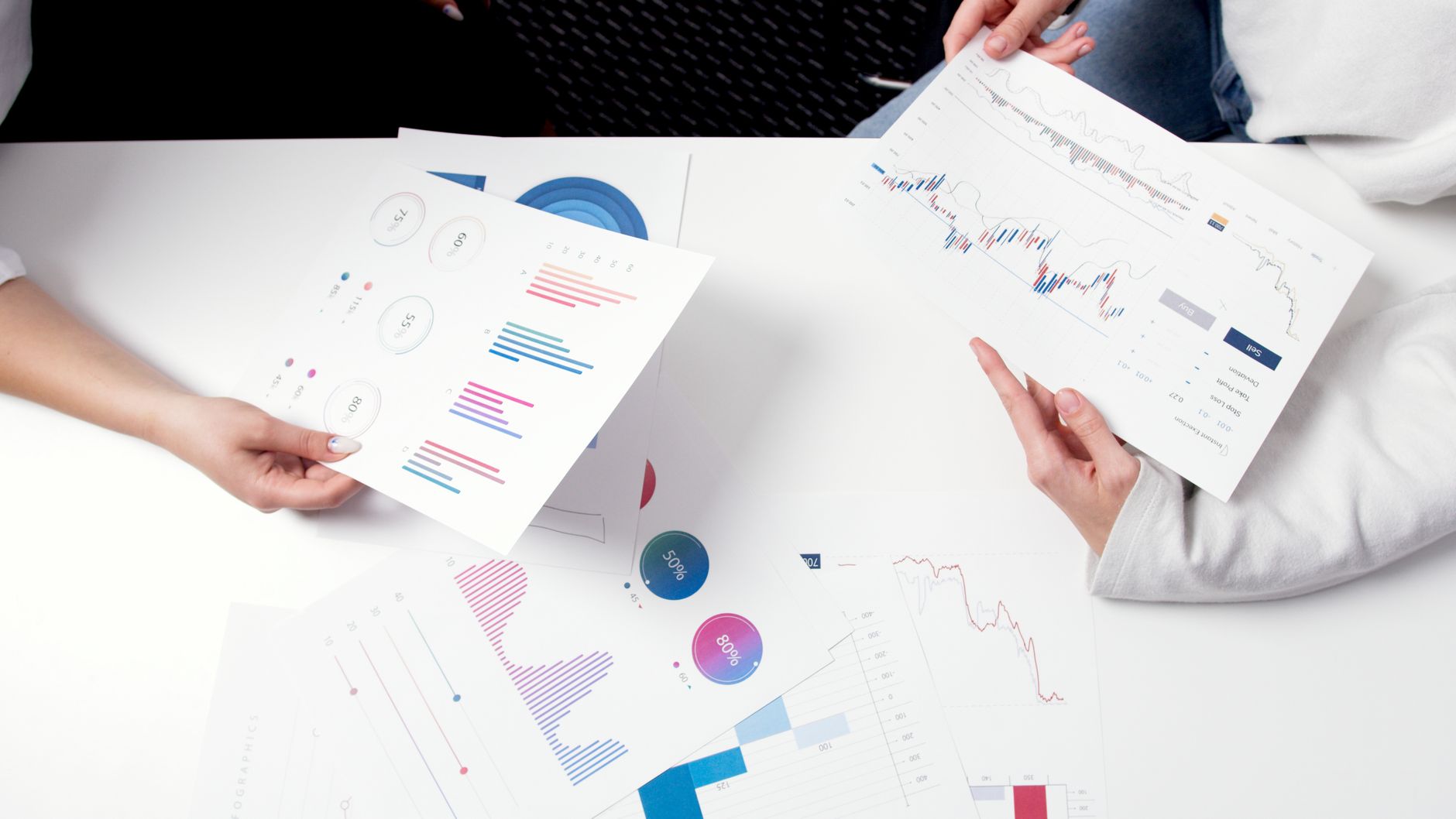 Consultor de marketing digital analisando dados de tráfego