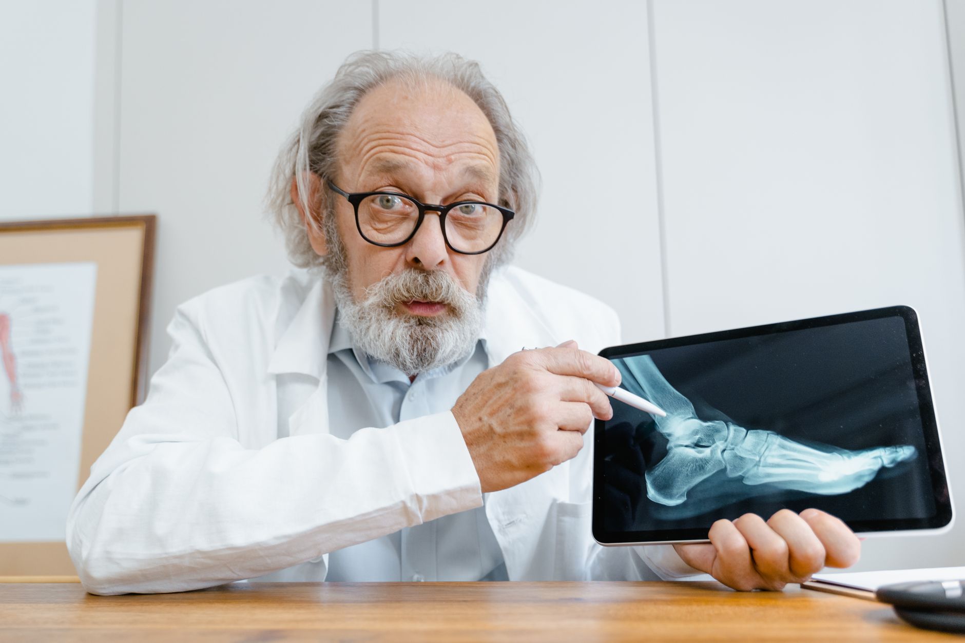 Médico consultando paciente em consultório clínico