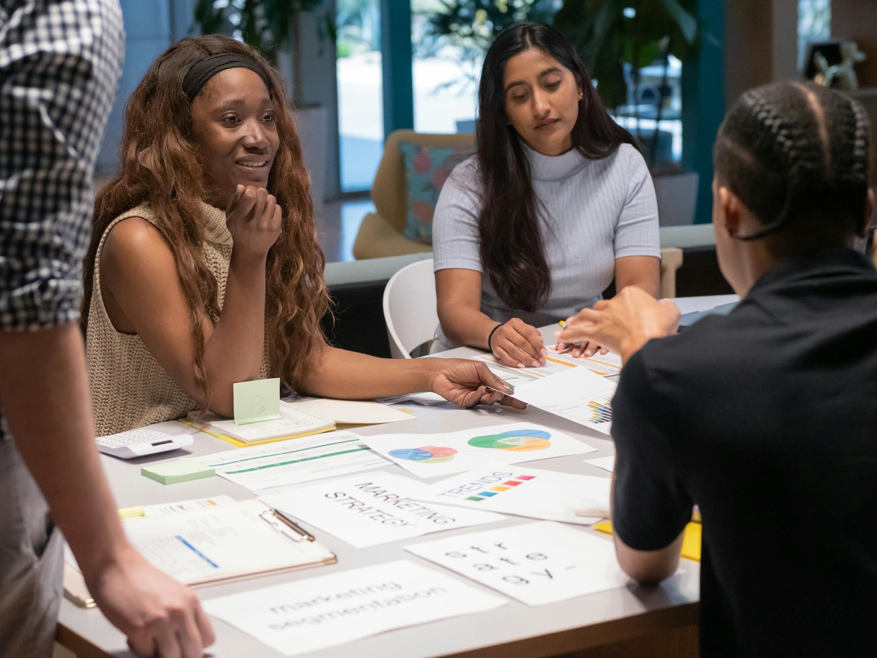 Equipe de agência de marketing em reunião no escritório
