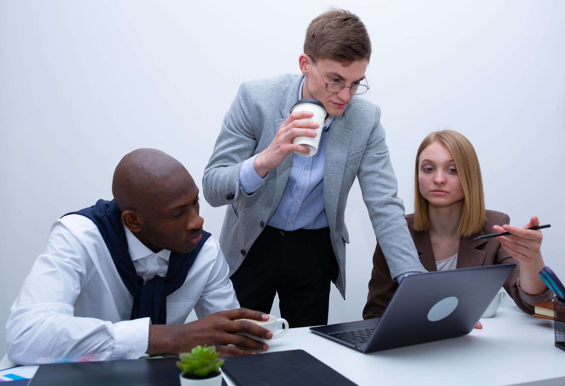 Equipe otimizando loja virtual com SEO
