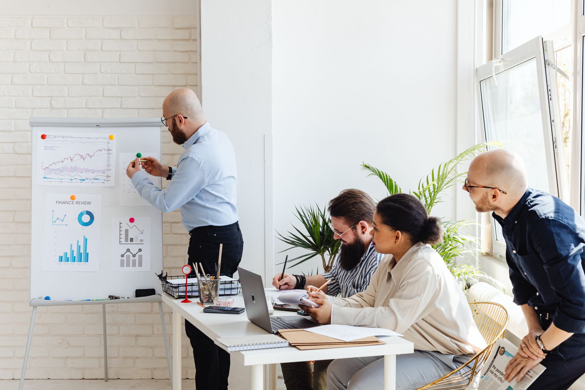 Profissionais analisando estratégias de marketing digital