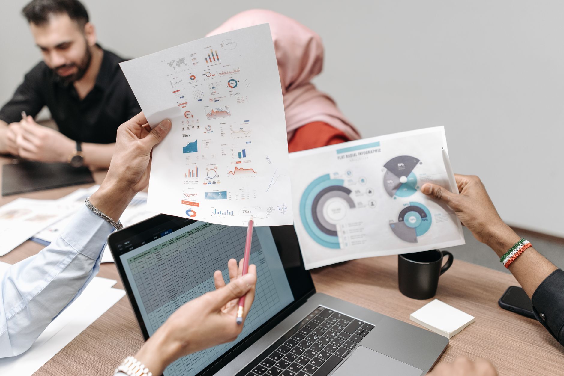 Equipe de marketing digital analisando dados em Londrina