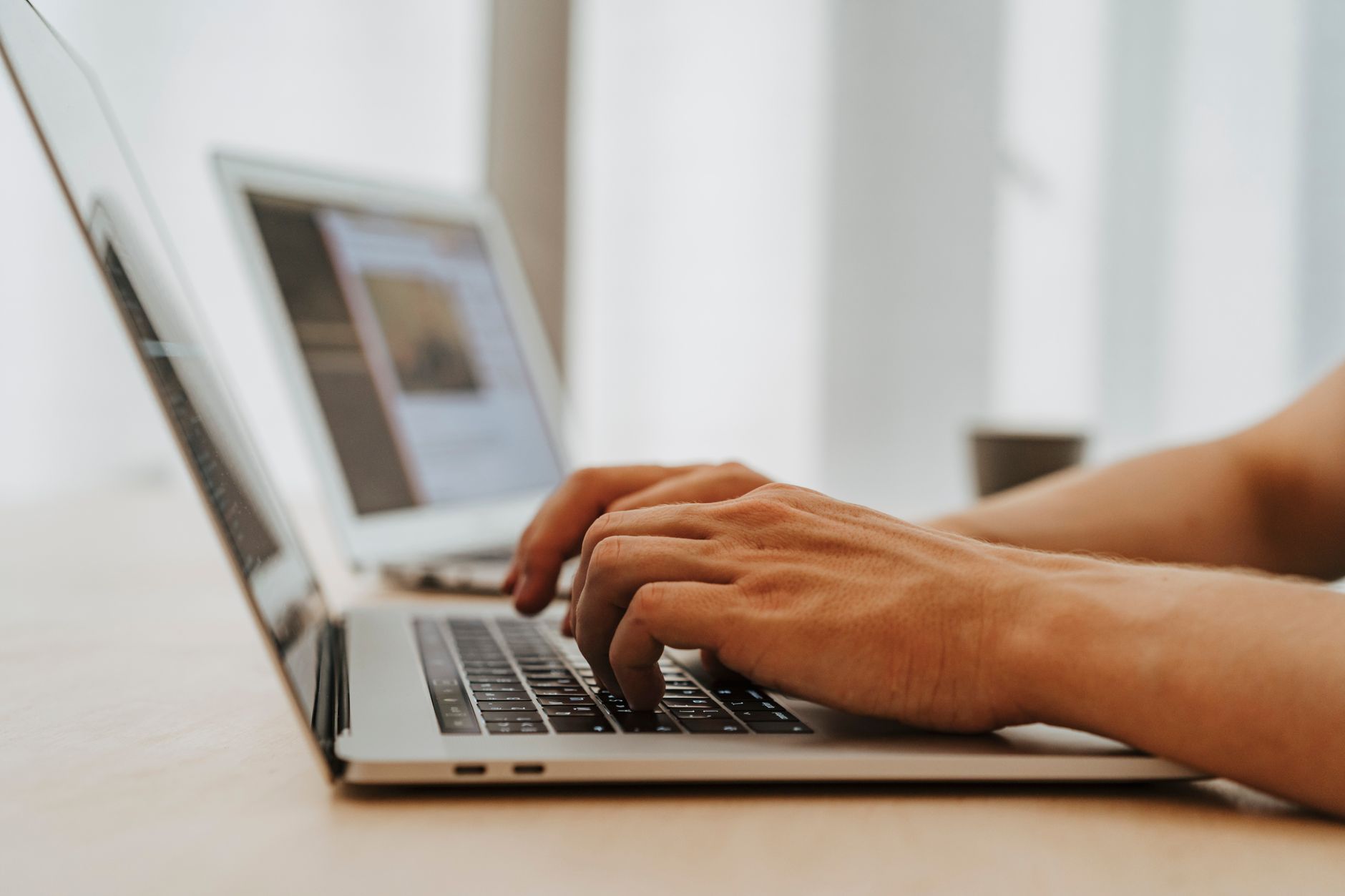 Profissional criando textos para anúncios no Google Ads