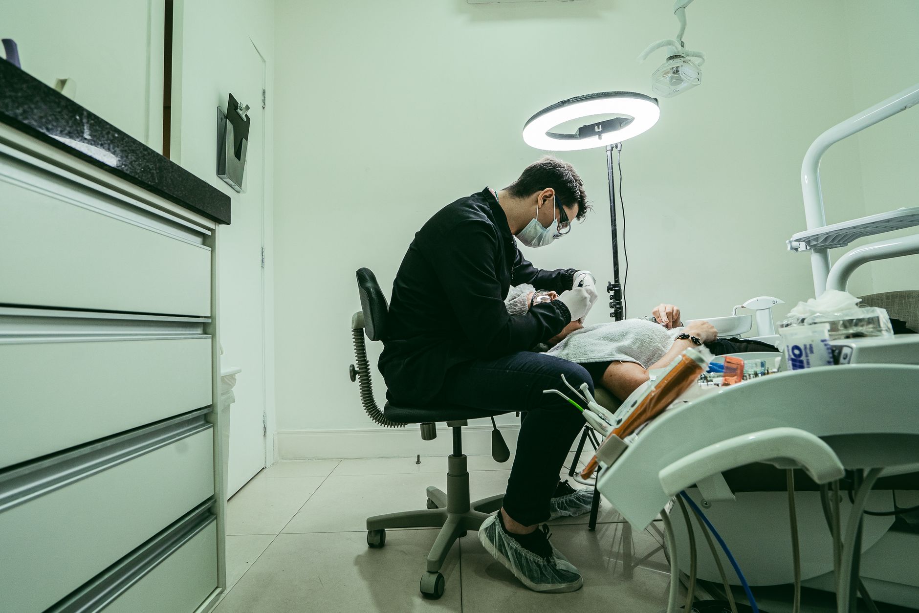 Clínica odontológica brasileira com consultórios modernos