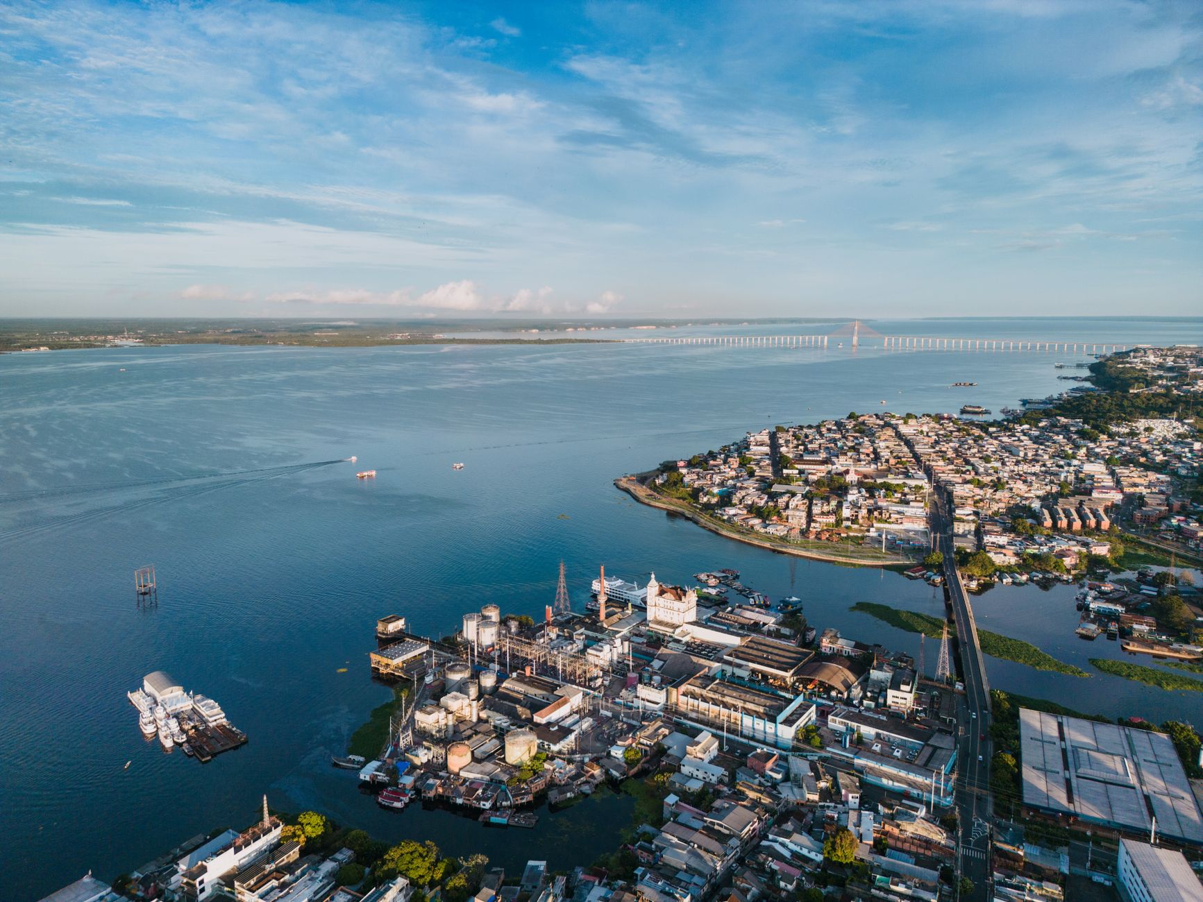 Vista aérea de Manaus com o Rio Negro ao fundo