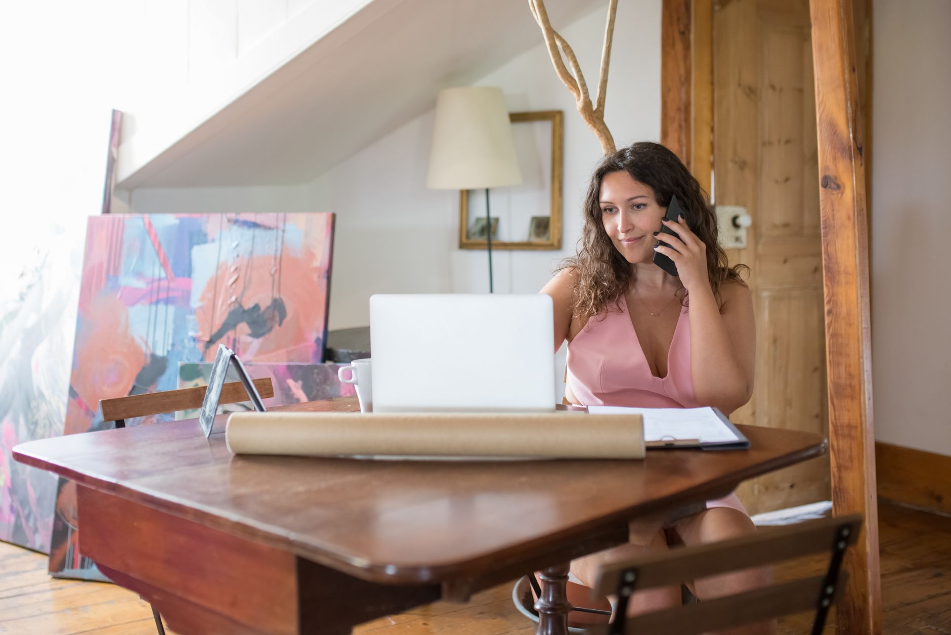 Consultor de marketing digital analisando dados