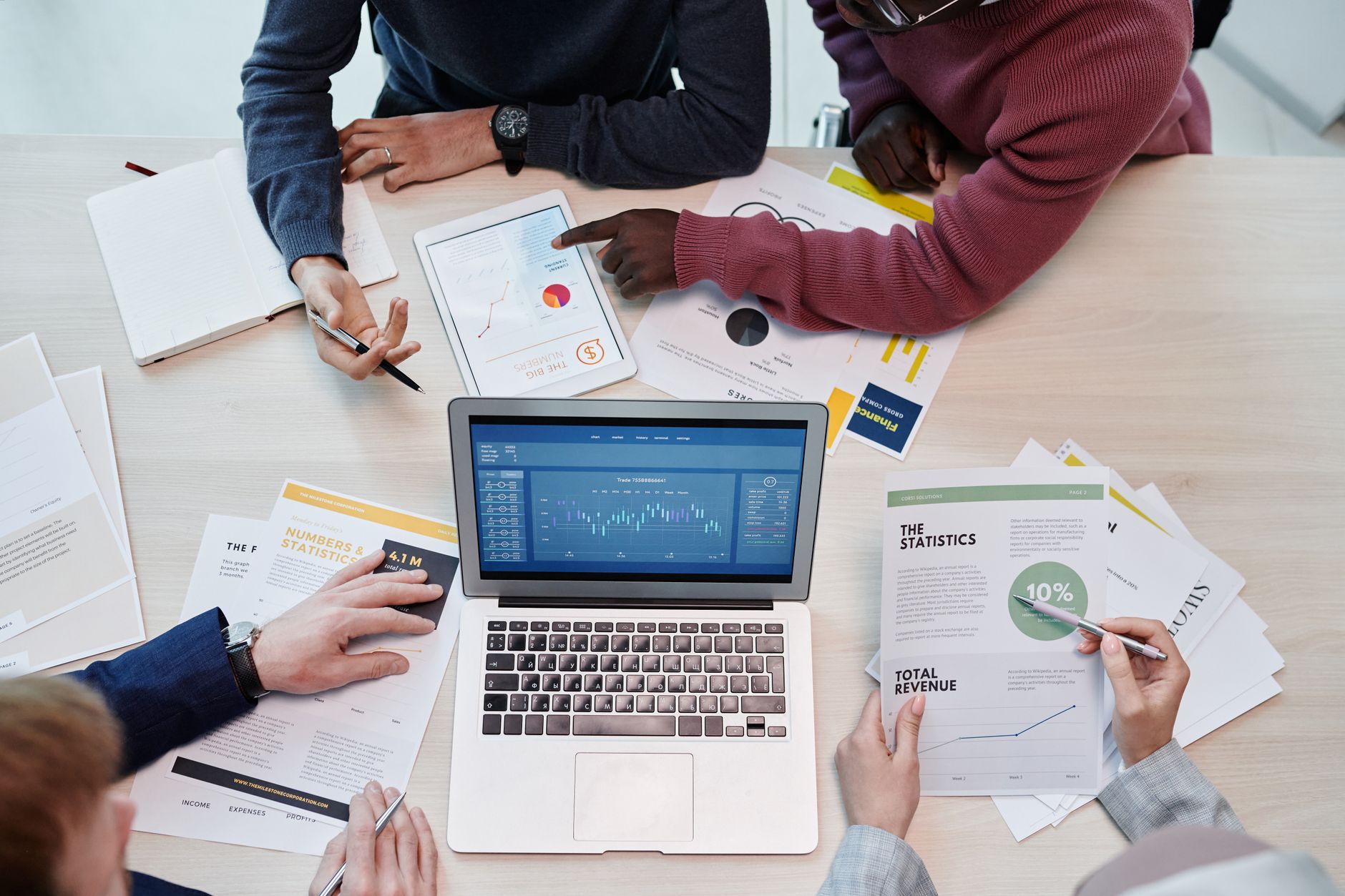 Equipe brasileira analisando dados de SEO em dashboard