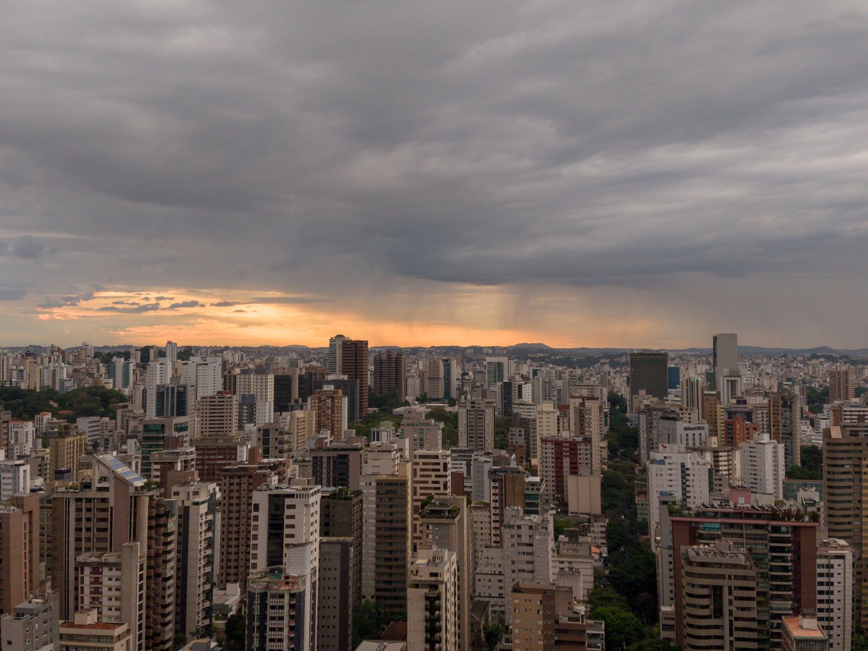 Vista do centro de Belo Horizonte com prédios comerciais