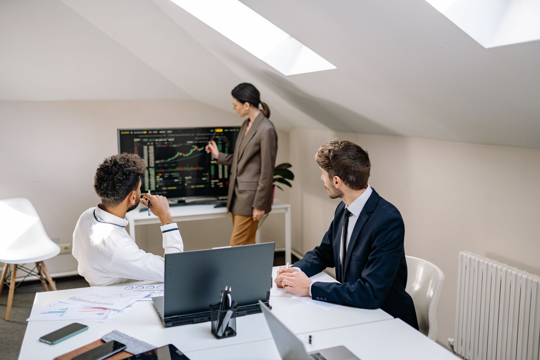 Equipe analisando dados de SEO na plataforma Mestres