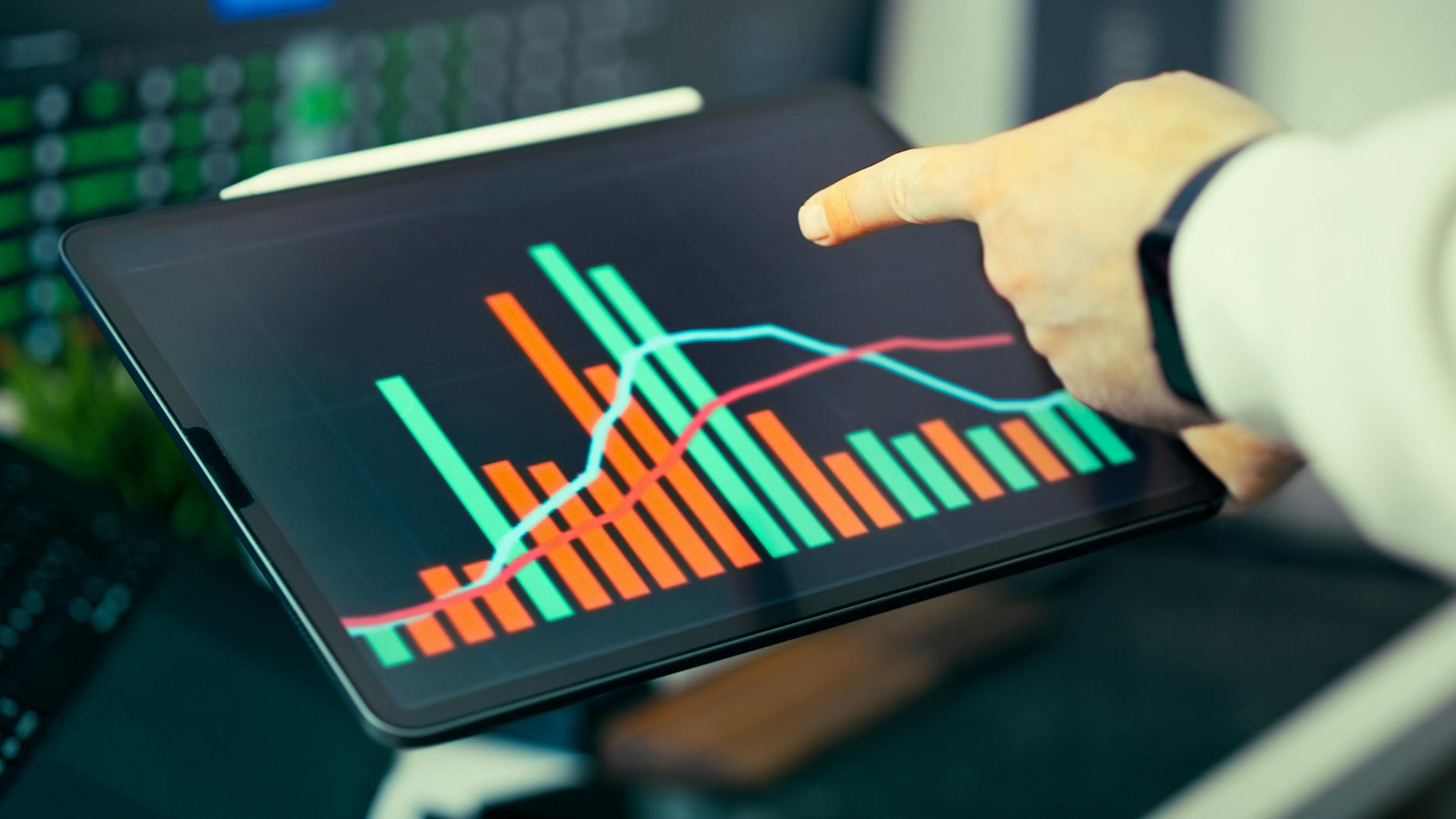 Dono de negócio local em Mauá analisando dashboard de Facebook Ads