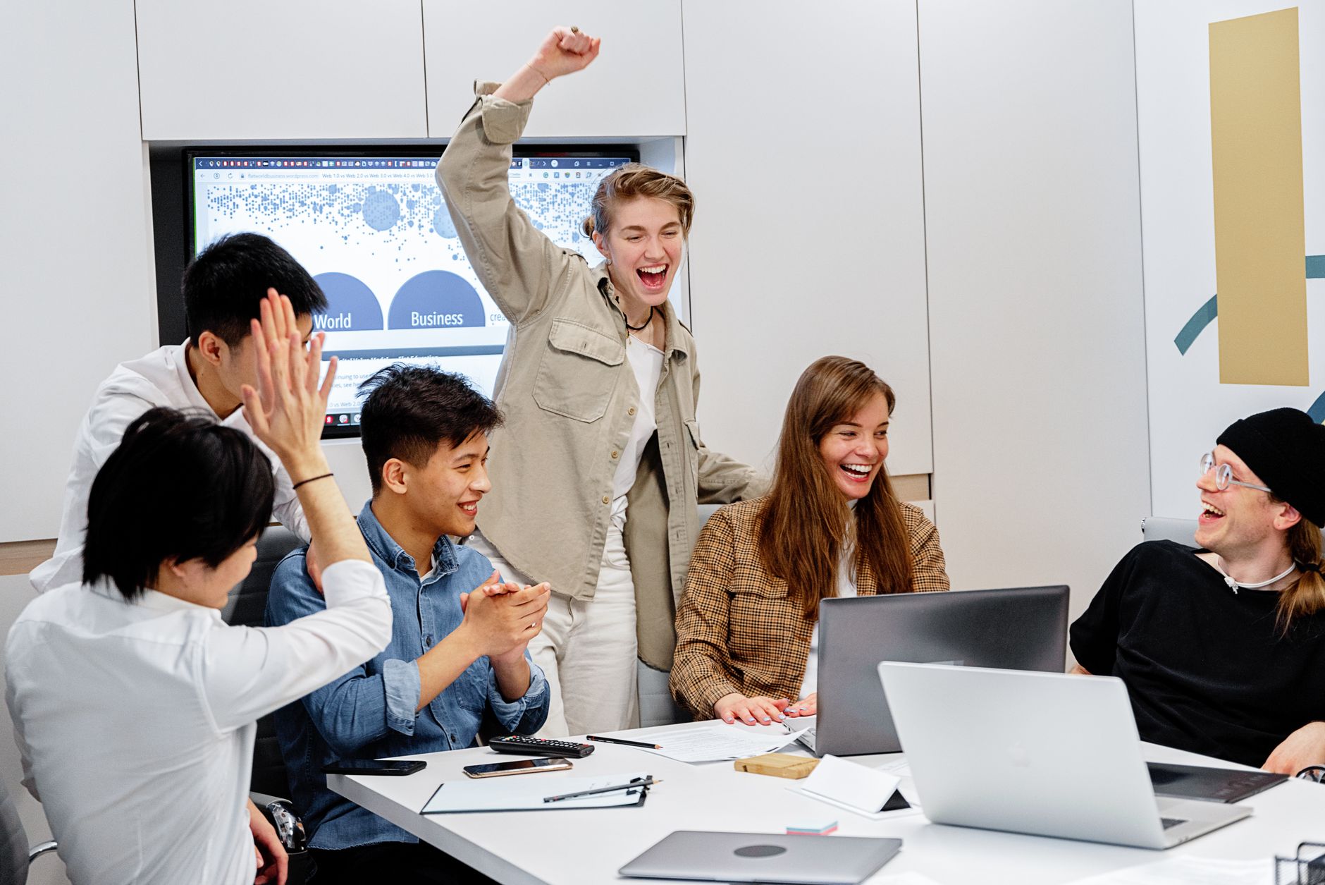 Equipe de pequeno negócio comemorando crescimento de vendas