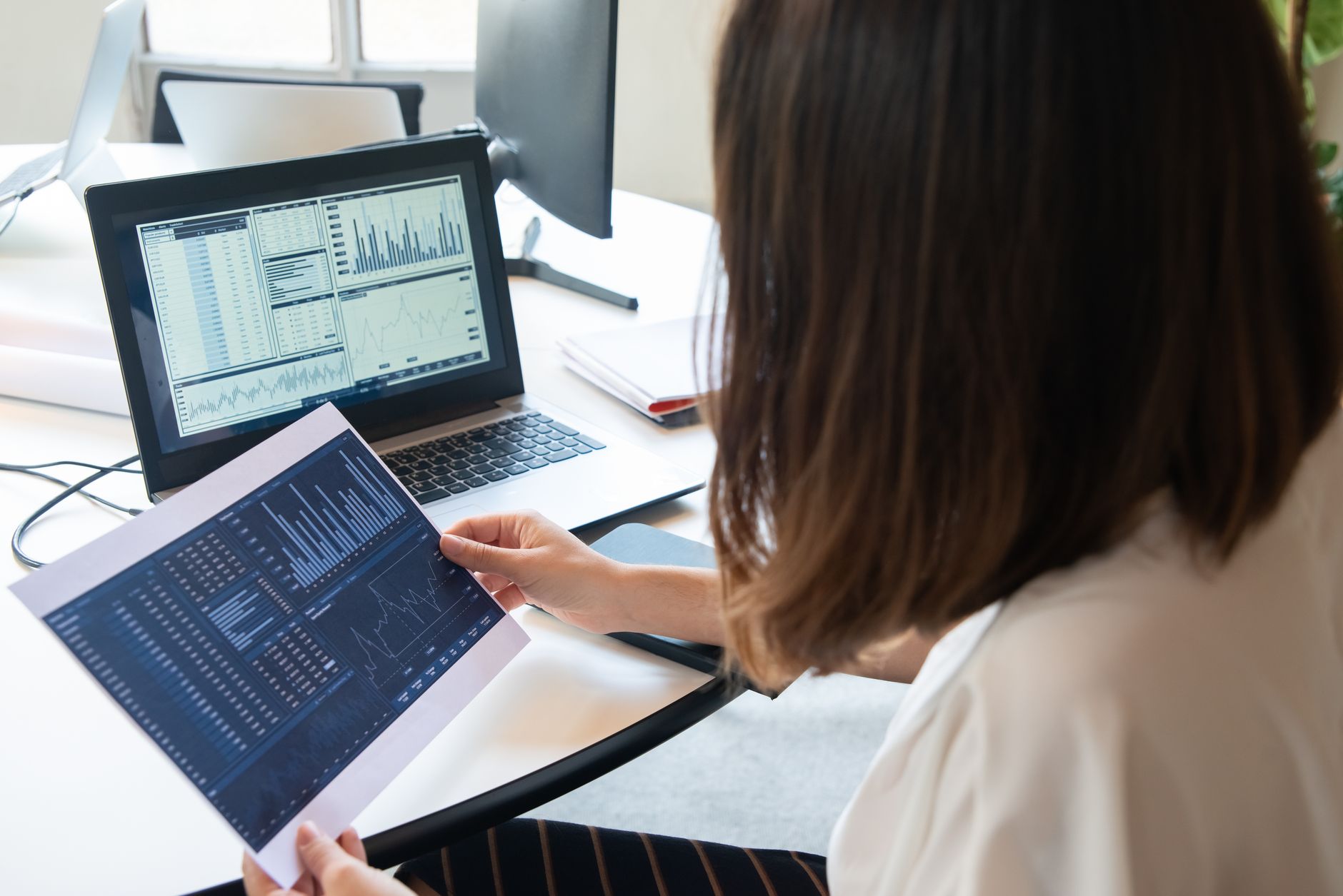 Equipe de marketing digital analisando dados de SEO